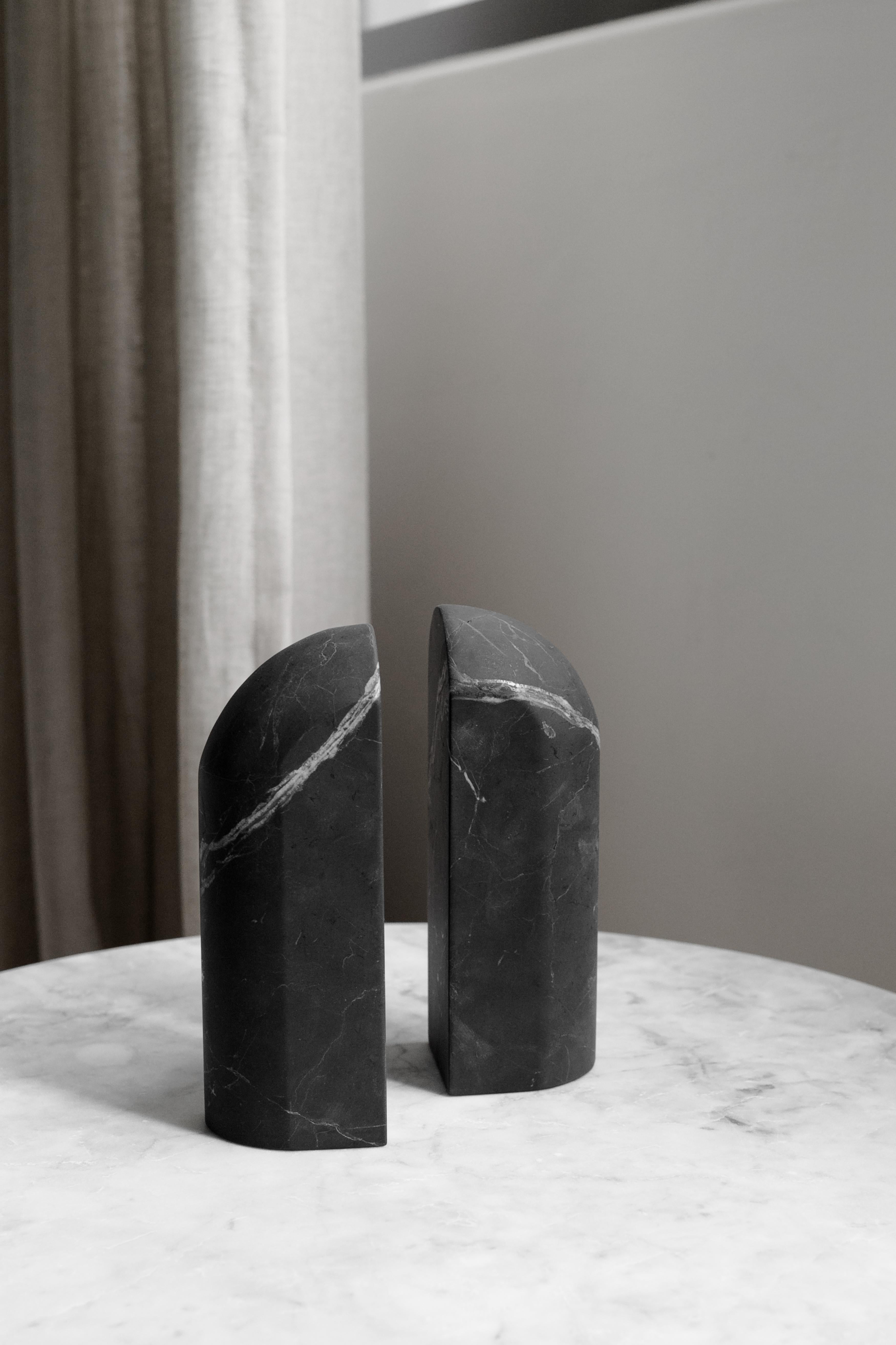 Geschnitzte Buchstütze aus schwarzem Marmor von Hermelin (Handgefertigt) im Angebot