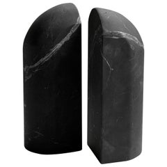 Geschnitzte Buchstütze aus schwarzem Marmor von Hermelin