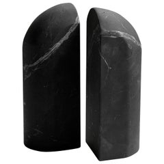 Fermalibro intagliato in marmo nero Menhir