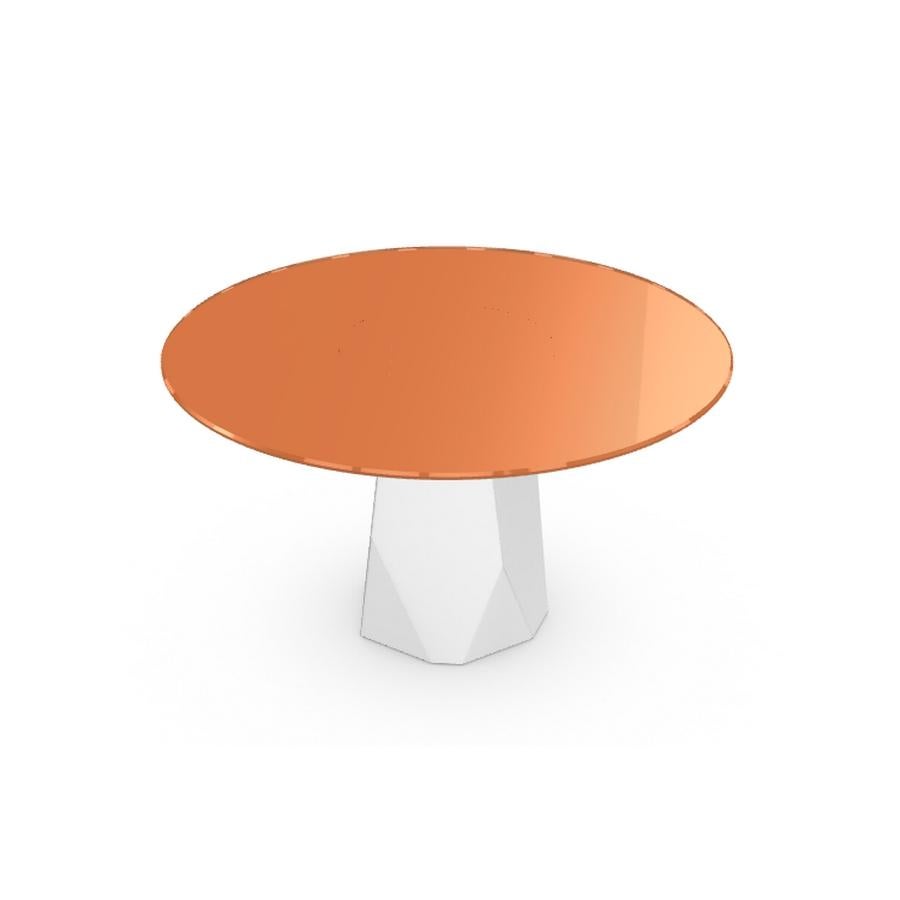 Moderne Table de salle à manger style menhir avec plateau rond en verre orange sur base en métal, fabriquée en Italie en vente