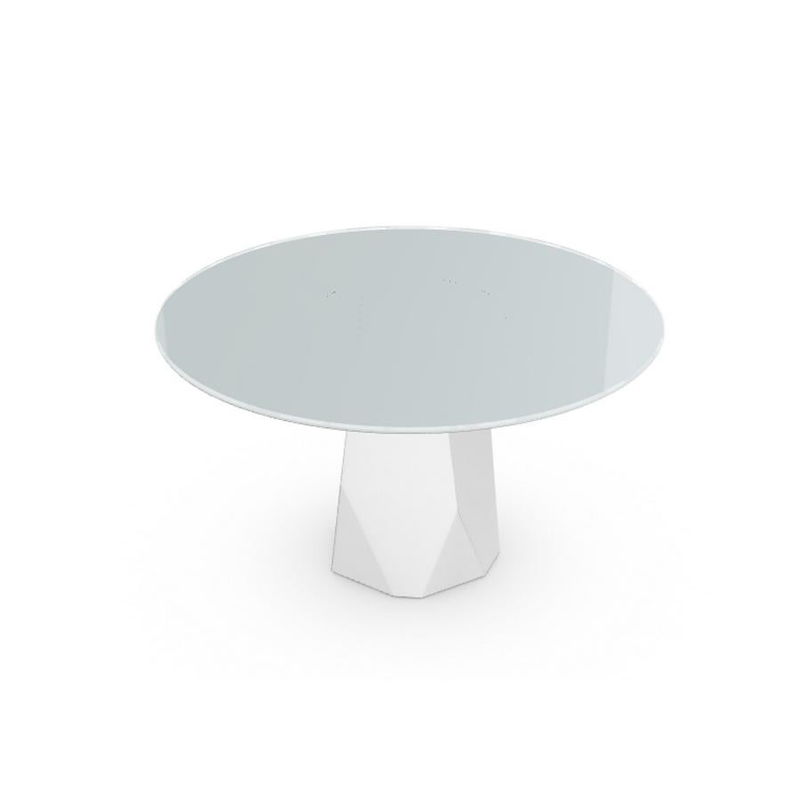 Moderne Table de salle à manger style menhir avec plateau rond en verre blanc sur base en métal, fabriquée en Italie en vente