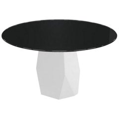 Table de salle à manger style menhir avec plateau rond en verre noir sur base en métal, fabriquée en Italie