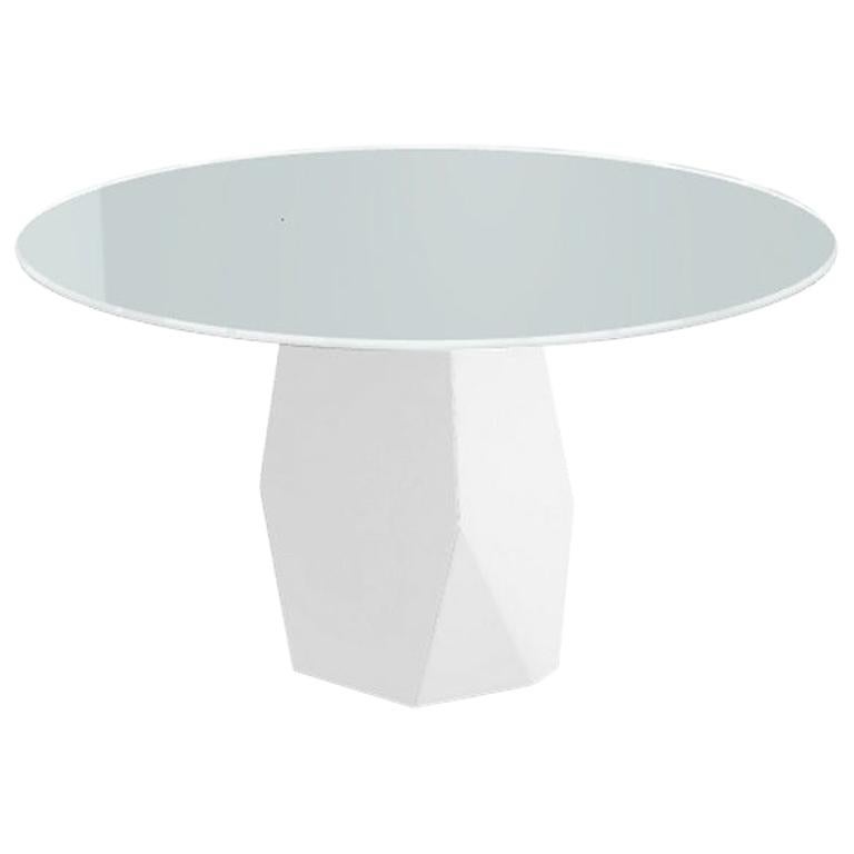 Table de salle à manger style menhir avec plateau rond en verre blanc sur base en métal, fabriquée en Italie
