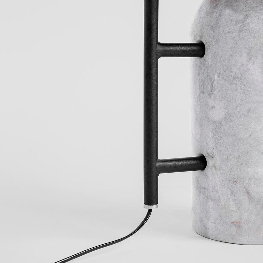 Travail du bois Lampadaire Menhir en bois et marbre en vente