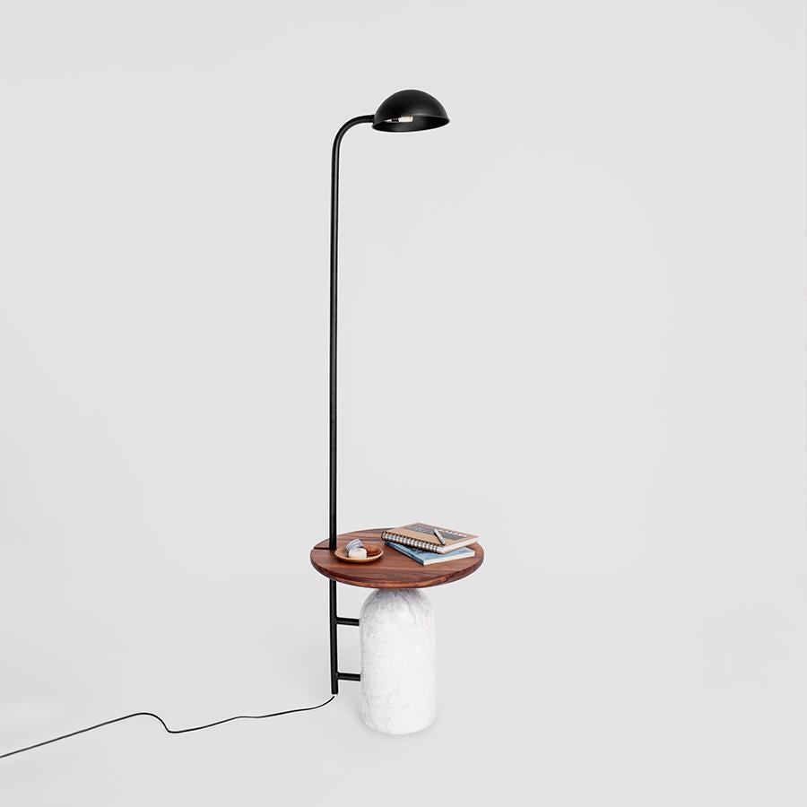 Lámpara de pie Menhir de madera de Tzalam Moderno orgánico en venta