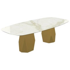 Table de salle à manger Menhir avec plateau en céramique Calacatta et base en laiton