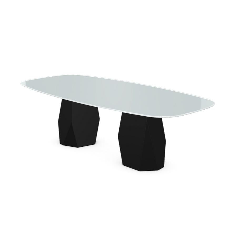 Moderne Table de salle à manger à deux pieds Menhir avec plateau en verre blanc sur base en métal noir en vente