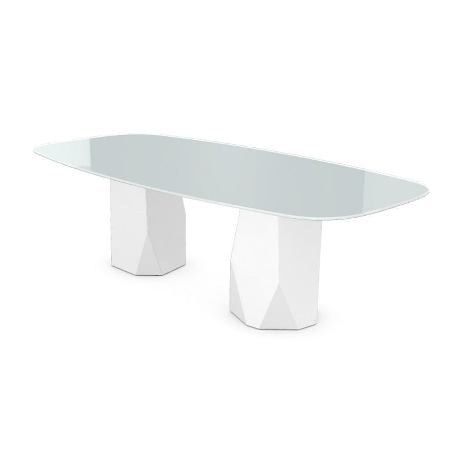 Menhir Two Bases, Esstisch mit weißer Glasplatte auf Metallgestell (Moderne) im Angebot