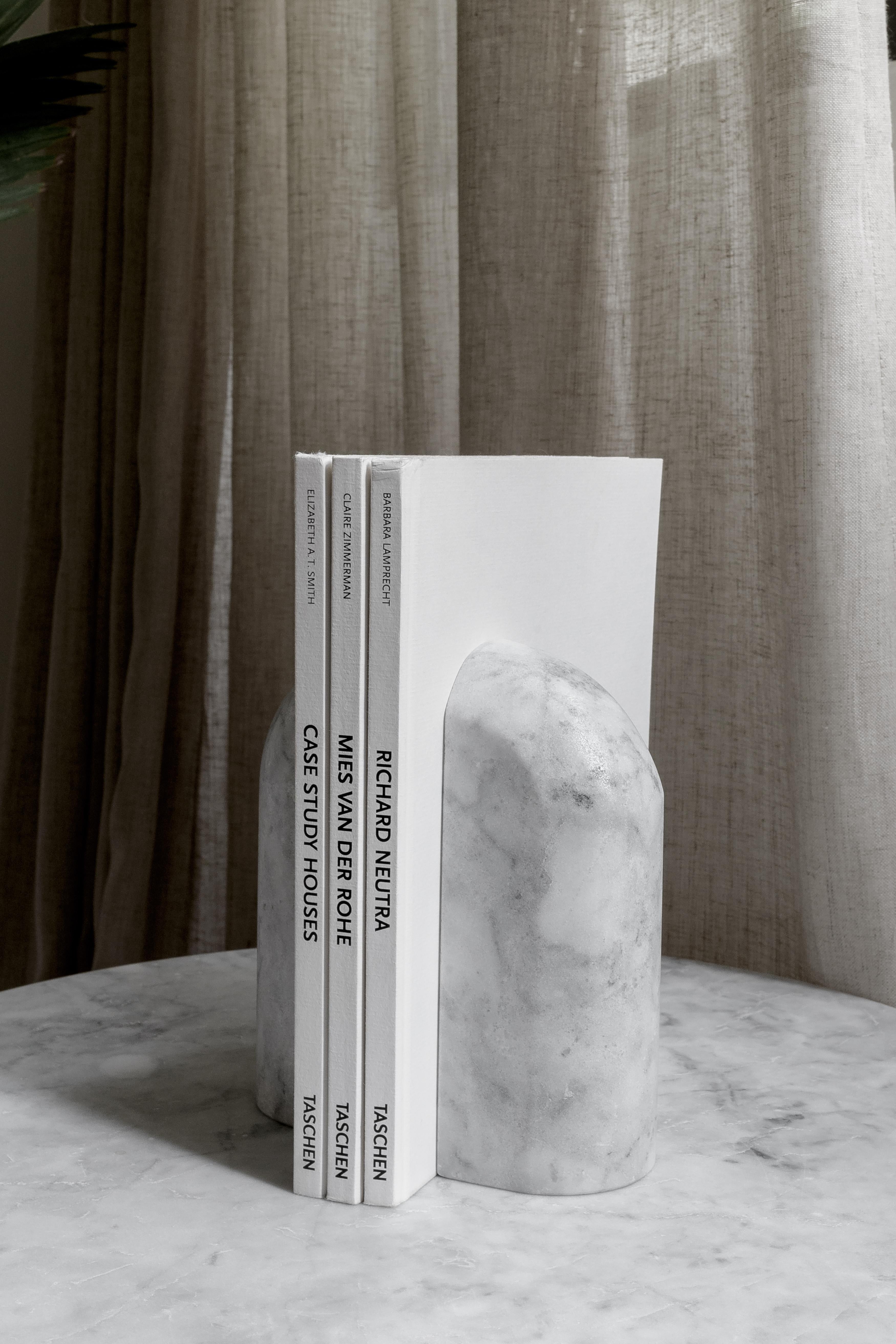 Bookend in carved Veneciano white marble. Handmade in Mexico.  The delivery time is 6 to 8 weeks for items without marble and 13 to 14 weeks for marble pieces. For shipping outside Mexico City 10 additional business days. â€¢ Casa Quieta uses woods,