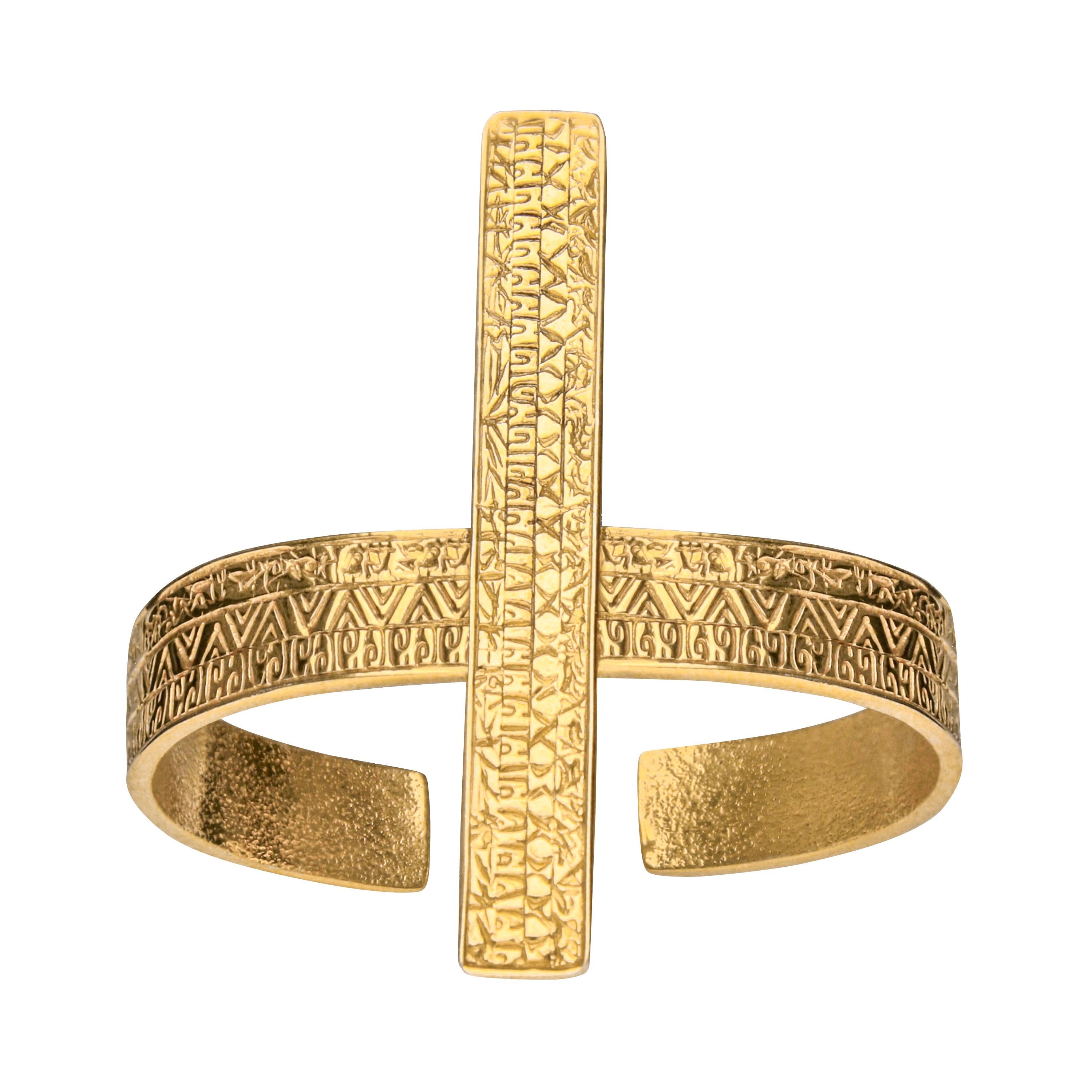 Lassen Sie sich von der kraftvollen Eleganz des Menkaura Armbands aus 14-karätigem Gelbgold begeistern, das von der fesselnden Ästhetik des alten Ägyptens inspiriert ist. Dieses bemerkenswerte Stück verkörpert die mystische Eleganz der Epoche und