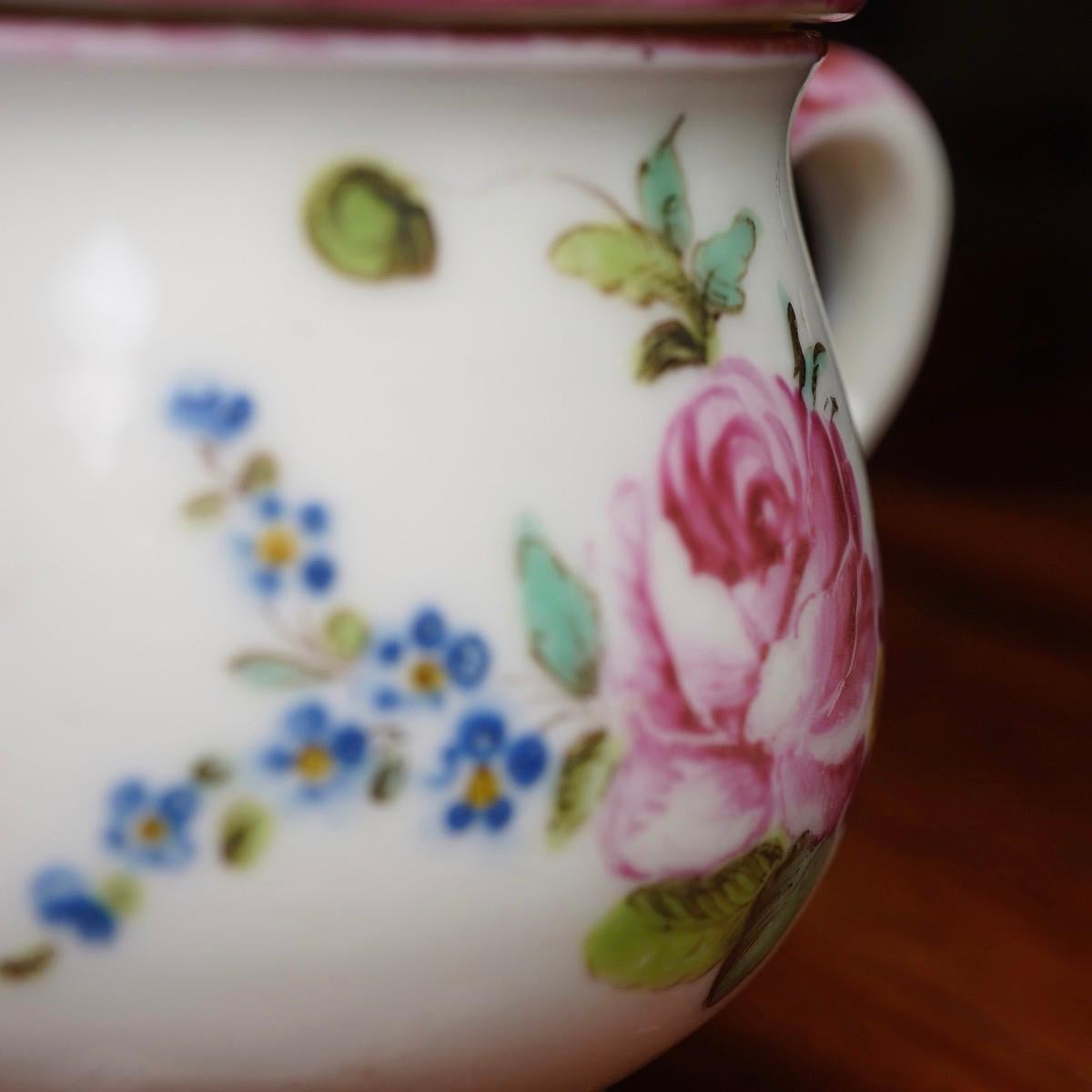 Mennecy Custard Cup and Cover, Flowers, circa 1760 For Sale 1
