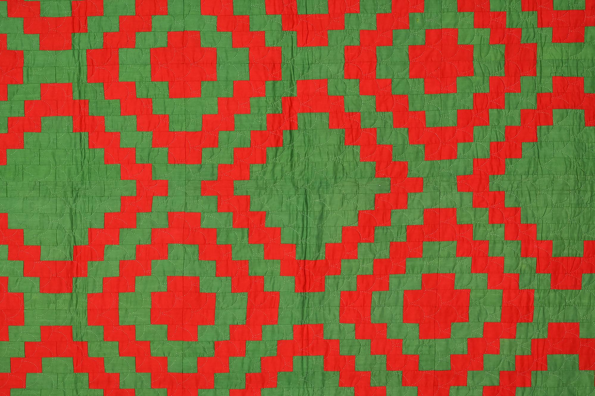 Dieser mennonitische Quilt mit Originalmuster ähnelt am ehesten dem Philadelphia Pavement-Muster. Die Verwendung von Volltonfarben verändert das Erscheinungsbild erheblich. Es ist interessant, dass die Stücke rechteckig sind und nicht wie üblich