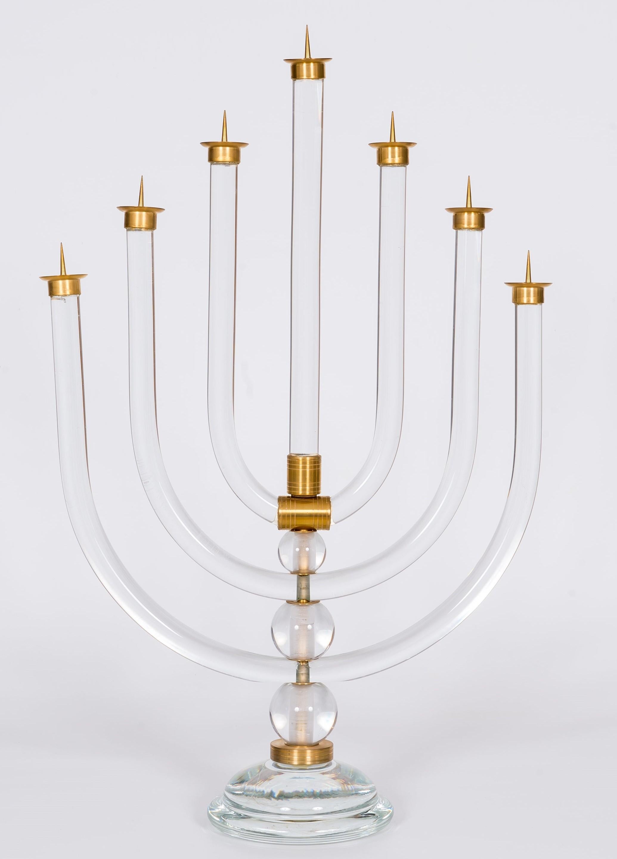 Chandelier juif Menorah haut de gamme en verre soufflé de Murano, Vintage Murano Gallery 1970s.
Ce chef-d'œuvre unique en verre de Murano est l'un des objets les plus traditionnels de la tradition juive.
Au sommet de la base ronde, une tige de
