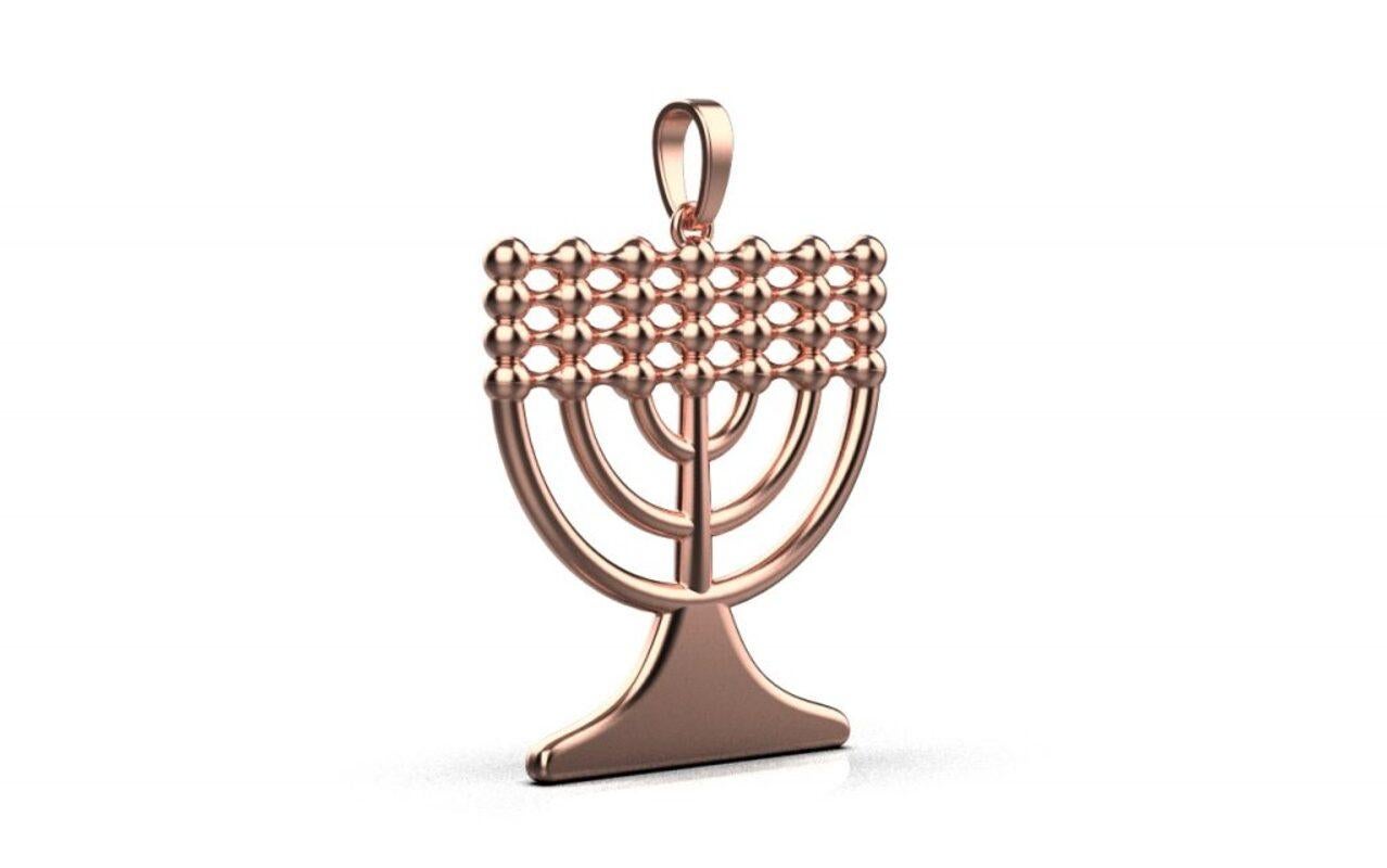 La lumière du pendentif de la Menorah symbolise une flamme éternelle et beaucoup interprètent les branches comme les sept jours de la création. Le pendentif Menorah est en or massif.

Également disponible dans d'autres options de métaux