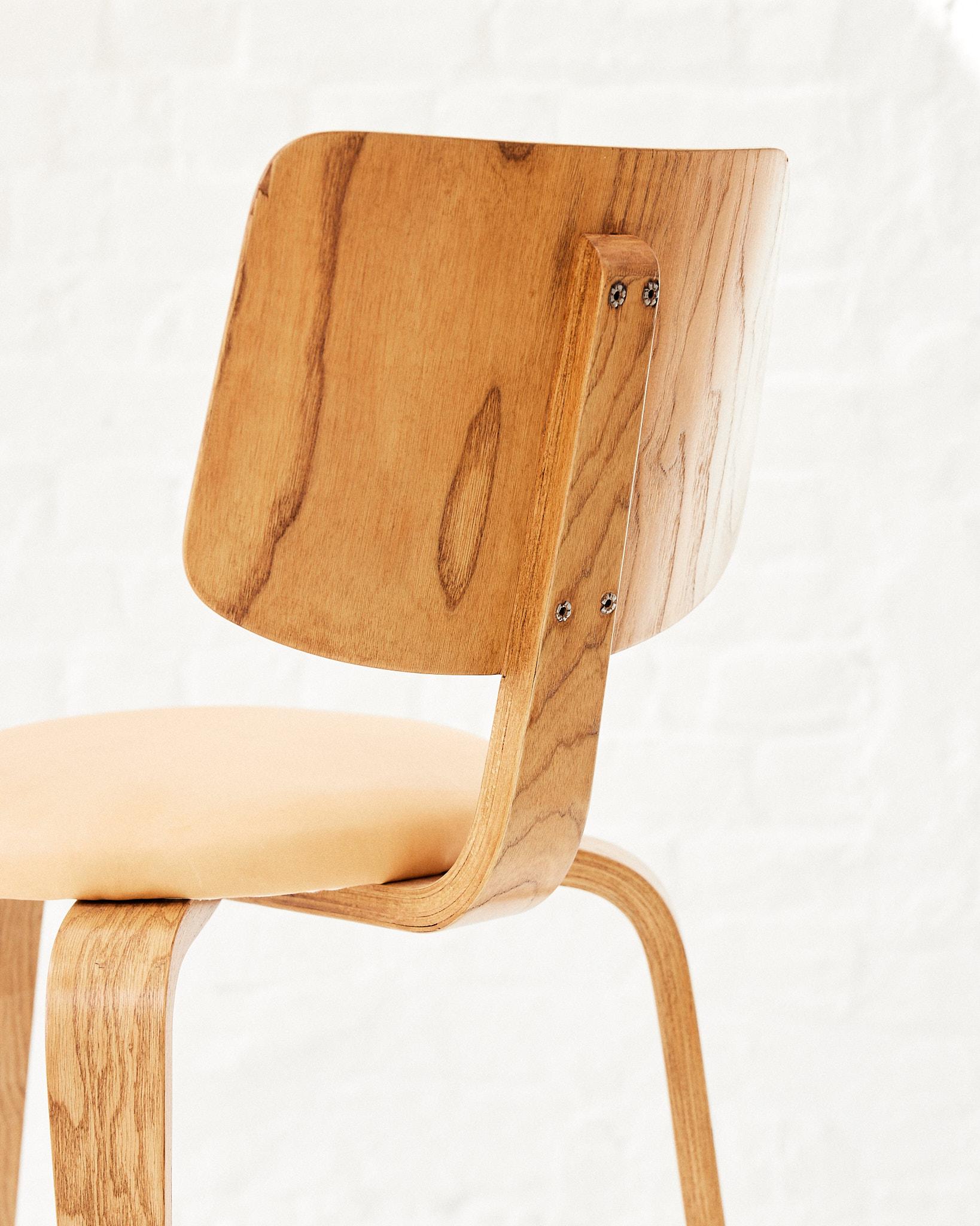 PIERRE PAULIN Plywood Tripod Chair In Excellent Condition For Sale In Forest, BE