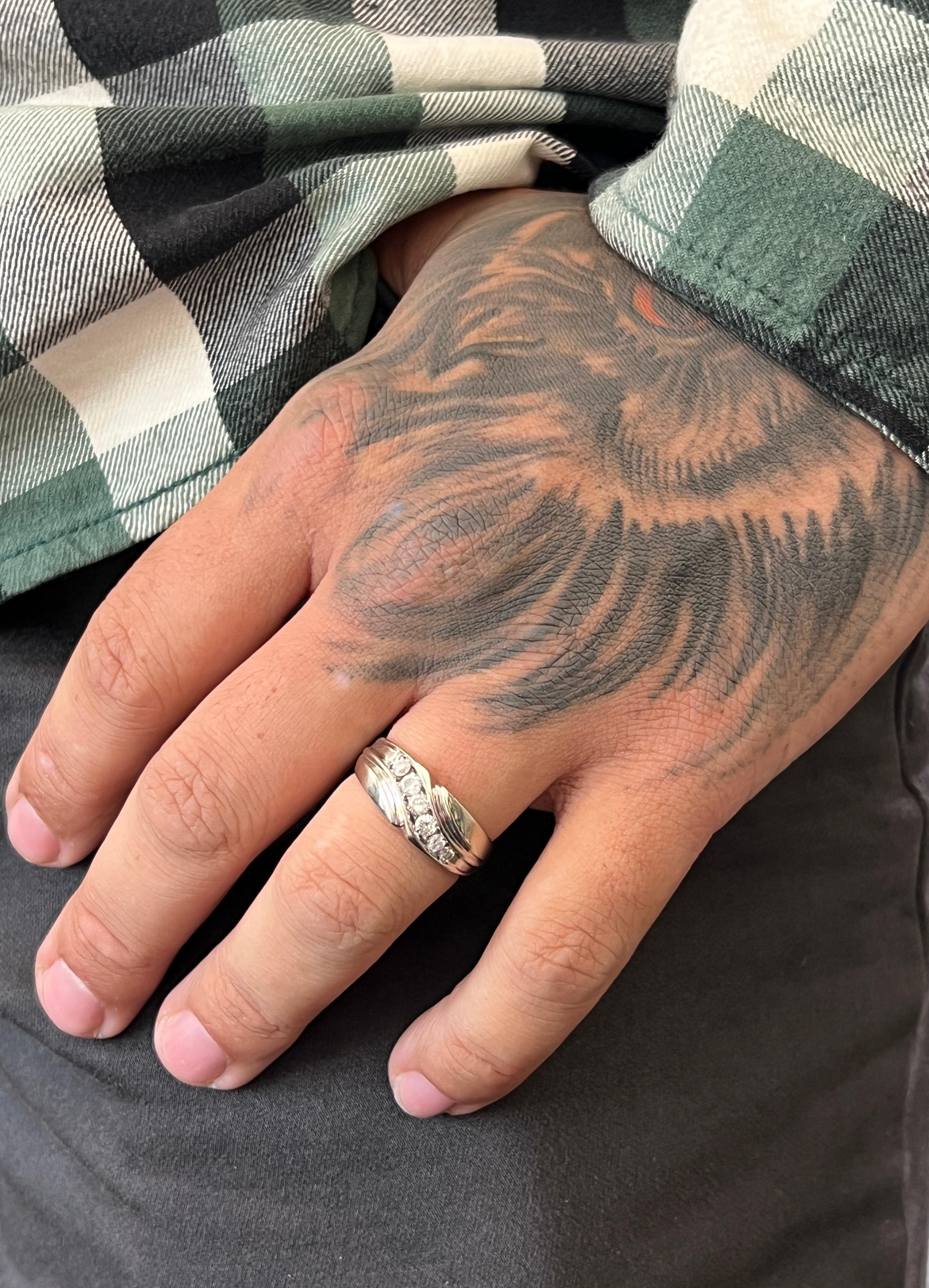 Herren 0,51 tcw Diamant und 14k Weißgold Zeitgenössische Channel Set Hochzeit Band (Rundschliff) im Angebot