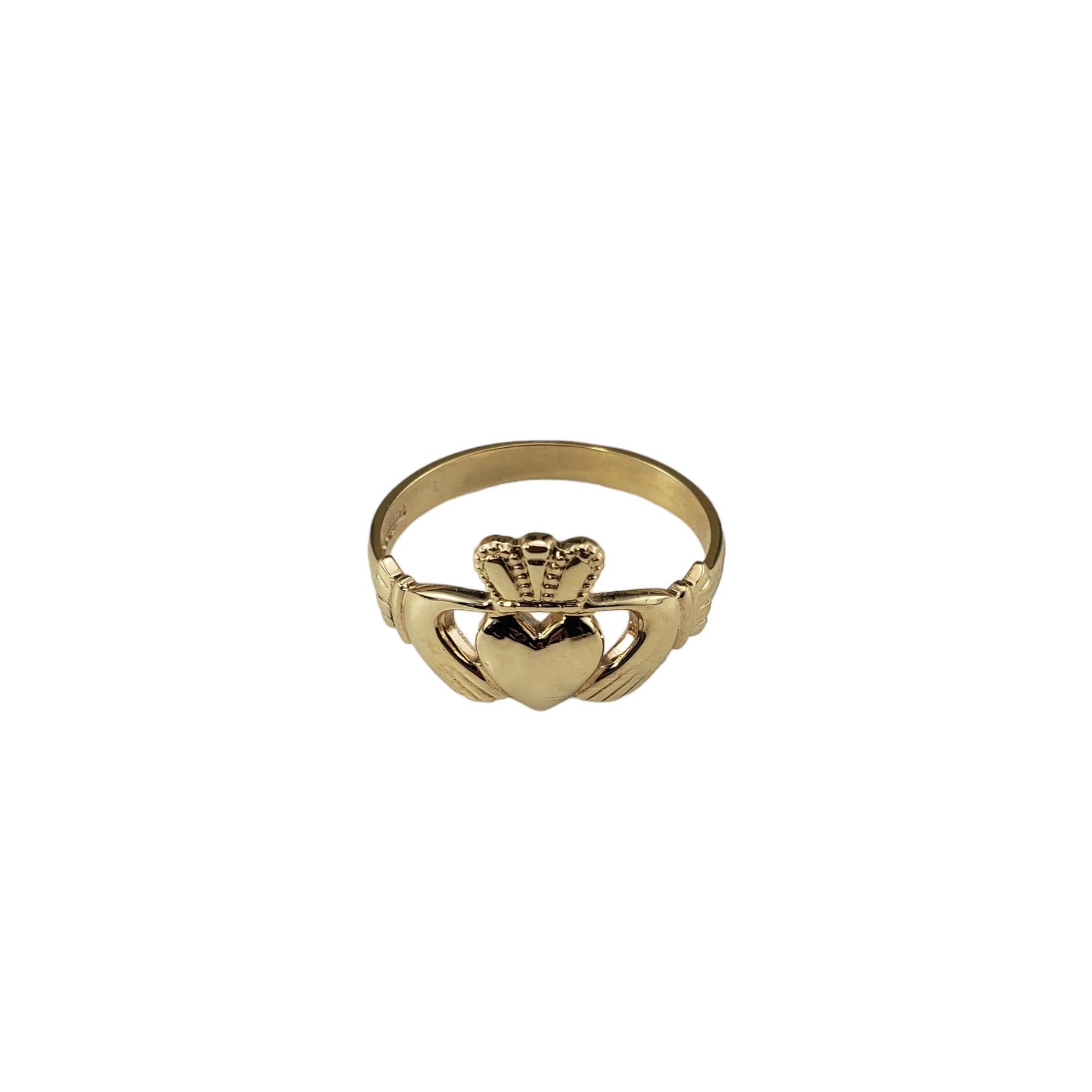 Men's 10 Karat Yellow Gold Claddagh Ring Size 12.75-13

This elegant men's Claddagh ring is crafted in beautifully detailed 10K yellow gold. 

Width: 22 mm.  
Shank: 3 mm.

Size:  12.75-13

Stamped: Made in Ireland  JC  10 417

Weight:  3.0 dwt./