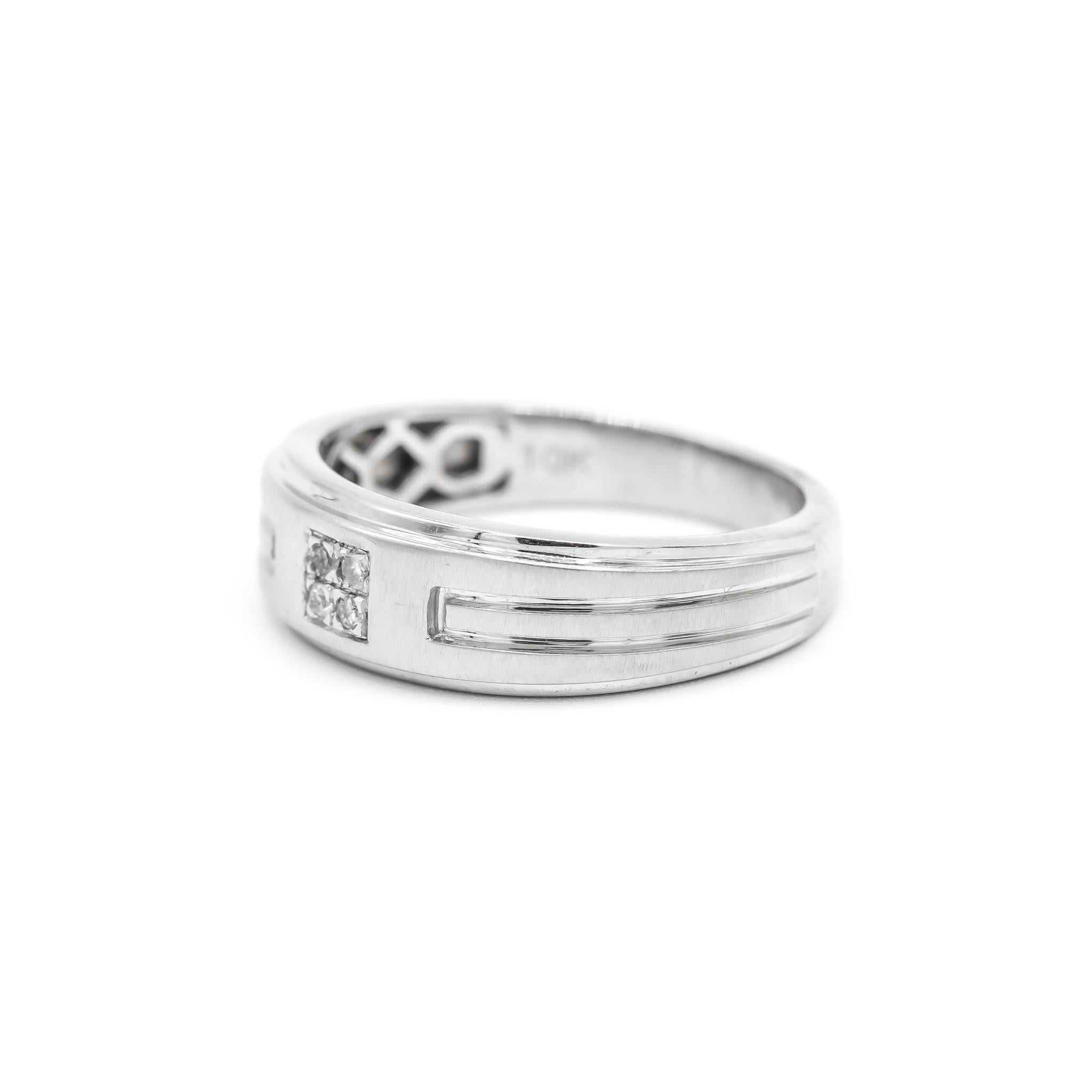 Individuell angefertigter, mit einer Bürste bearbeiteter, rhodinierter 10-karätiger Weißgoldring mit Diamanten und weichem, quadratischem Schaft. Das Band hat die Größe 9,5. Das Band wiegt insgesamt 5,40 Gramm. Gestempelt 