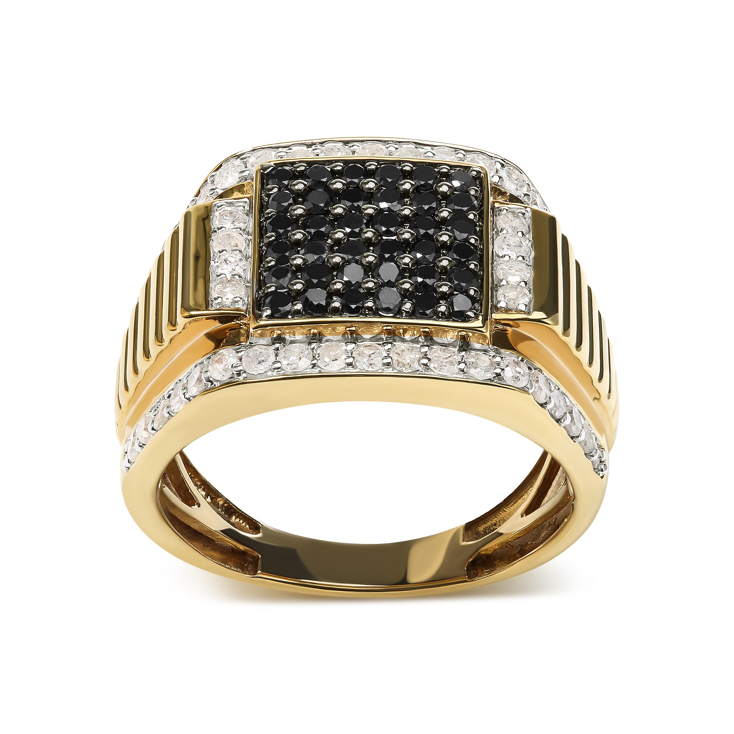 Dieser Herren-Cluster-Ring aus 10 Karat Gelbgold ist ein Meisterwerk, das Eleganz und Raffinesse ausstrahlt. Er ist ein wahres Symbol für raffinierte Männlichkeit. Dieser mit viel Liebe zum Detail gefertigte Ring besticht durch 82 runde, natürliche