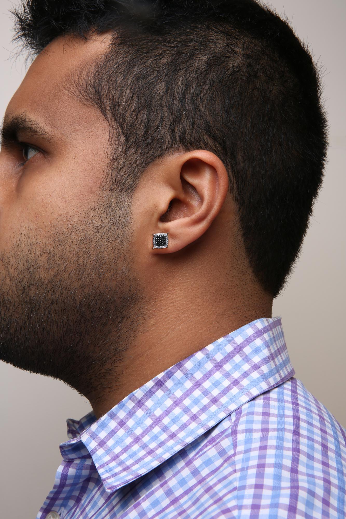 Taglio rotondo Orecchino da uomo in oro giallo 10K con diamante bianco e nero trattato da 1/2 Cttw in vendita