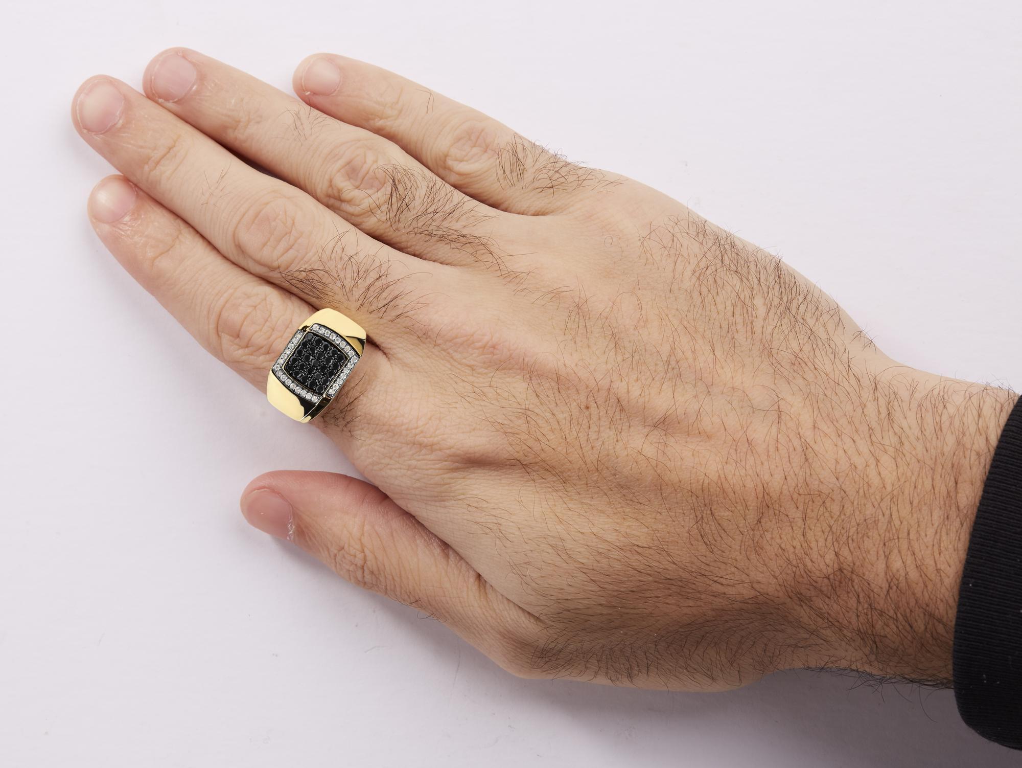 Anillo de hombre de oro amarillo de 10 quilates con diamantes blancos y negros de 1,00 qt en Nuevo estado para la venta en New York, NY