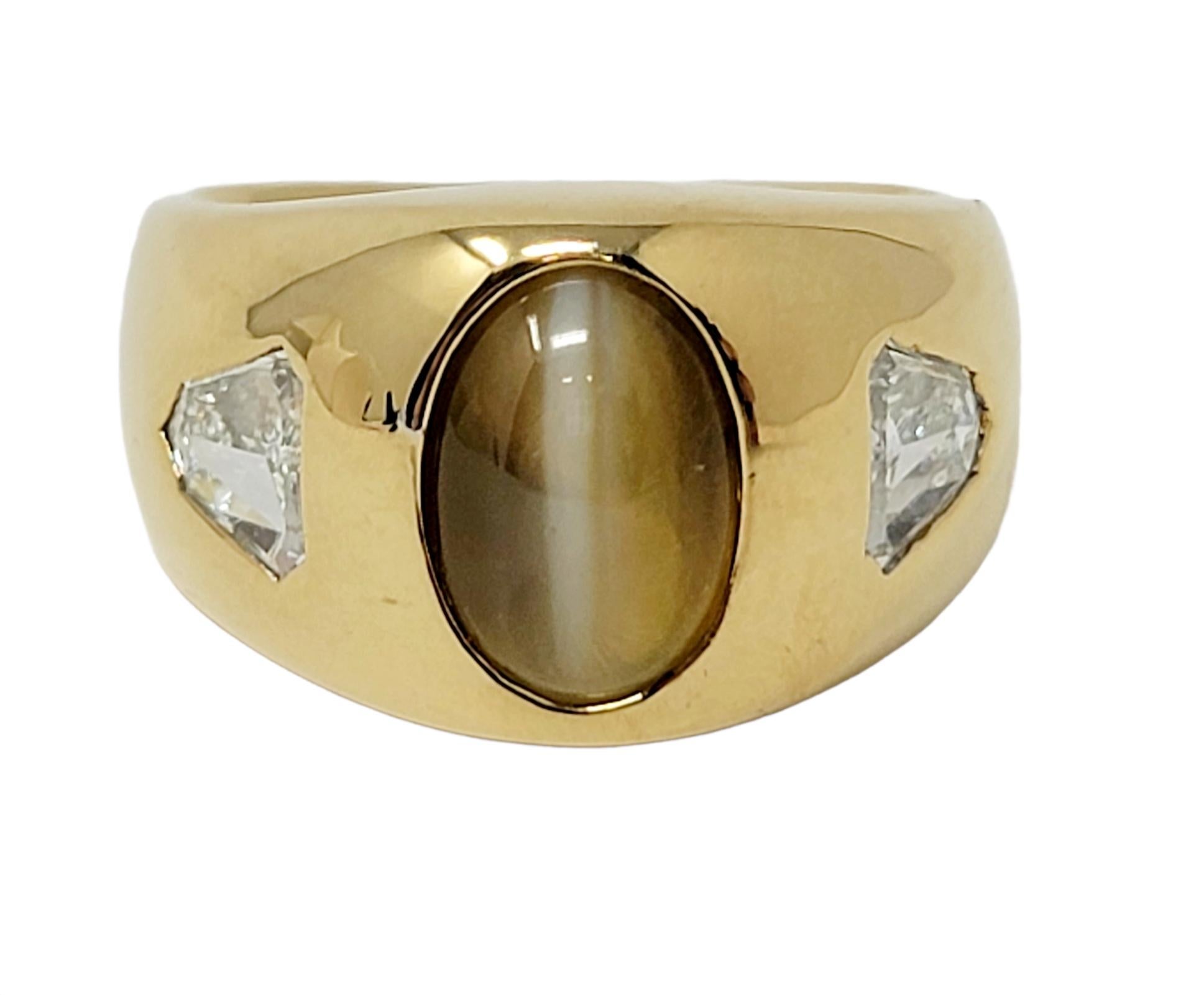 Men's 11.41 Carats Total Cabochon Cat's Eye Chrysoberyl and Shield Diamond Ring For Sale 1