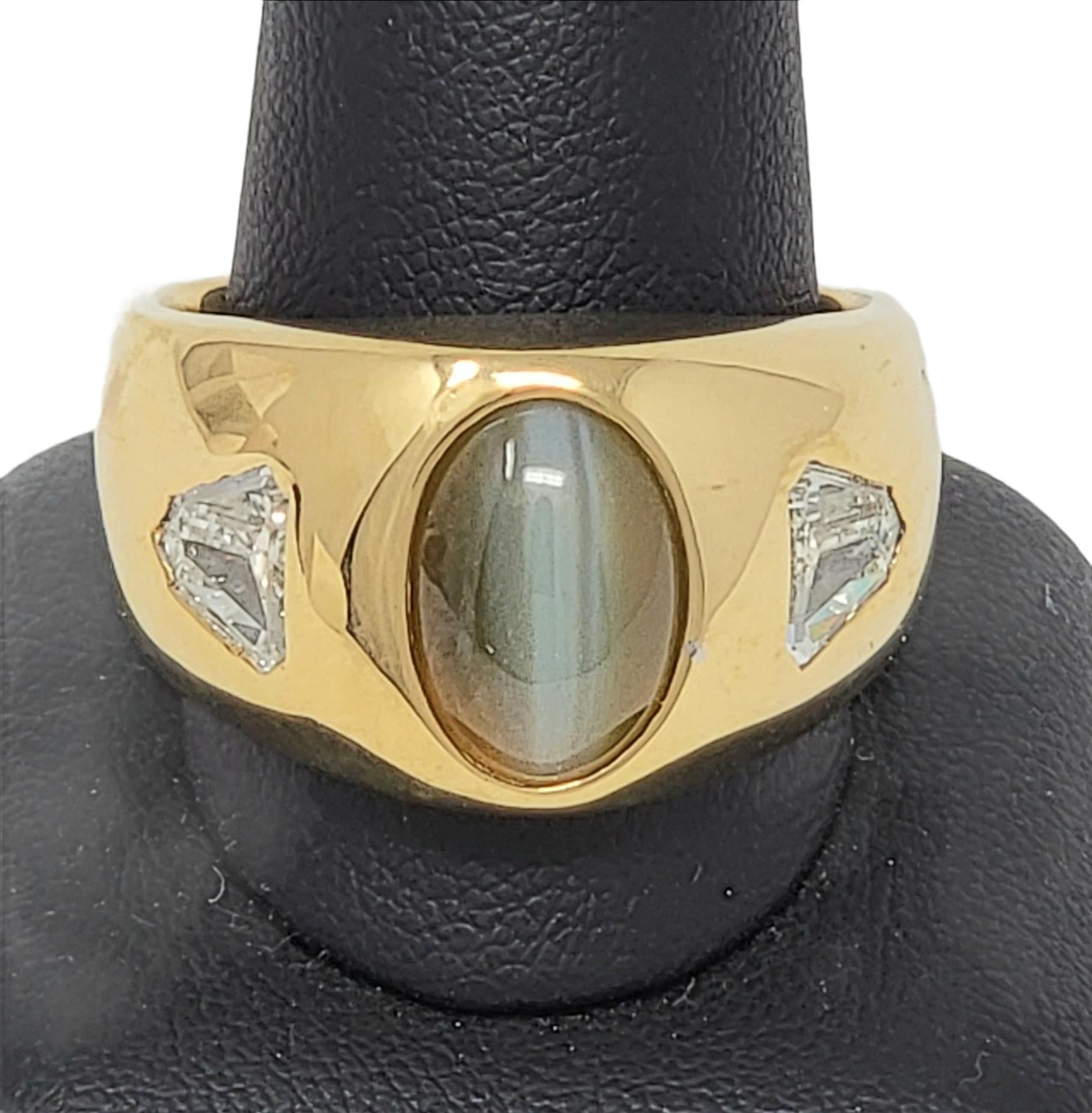 Men's 11.41 Carats Total Cabochon Cat's Eye Chrysoberyl and Shield Diamond Ring For Sale 2