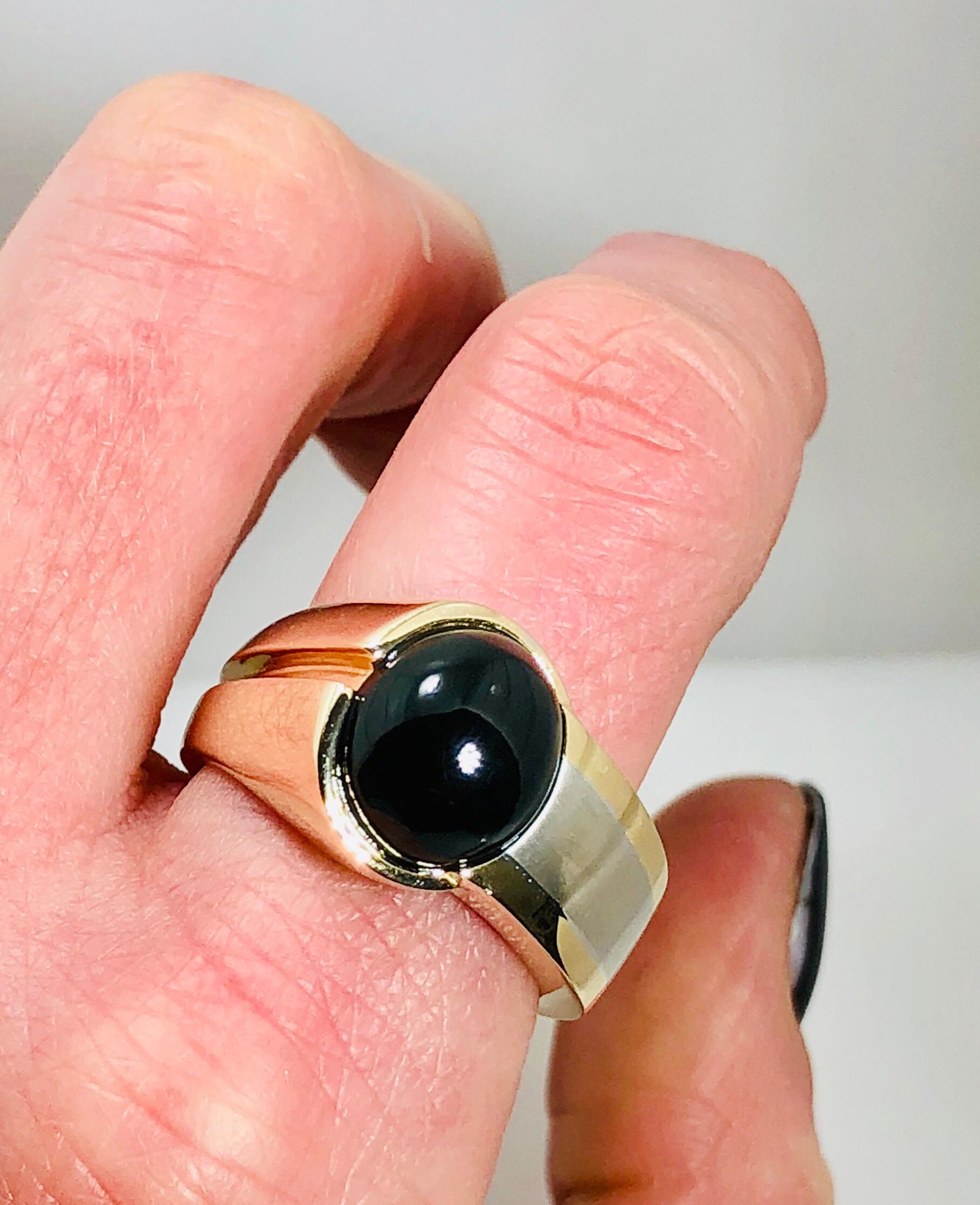Oval Cut Men's 14 Karat White and Yellow Gold Onyx Contemporary Ring For Sale