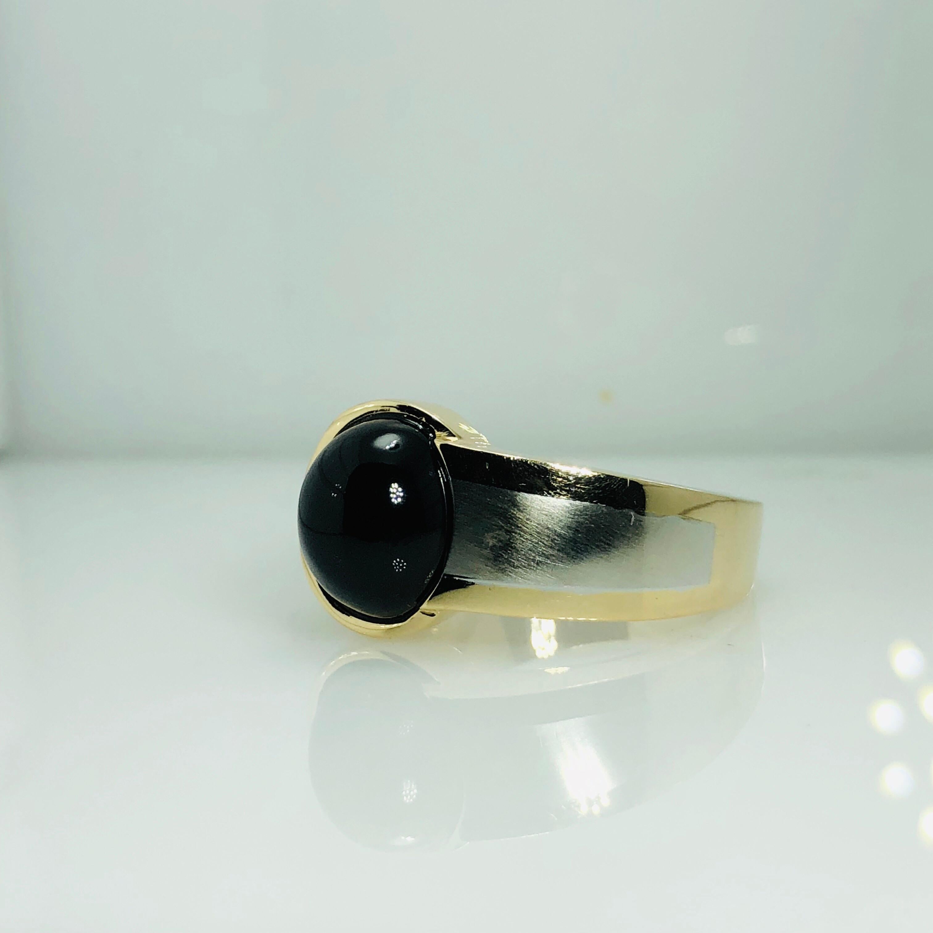 Men's 14 Karat White and Yellow Gold Onyx Contemporary Ring For Sale 1