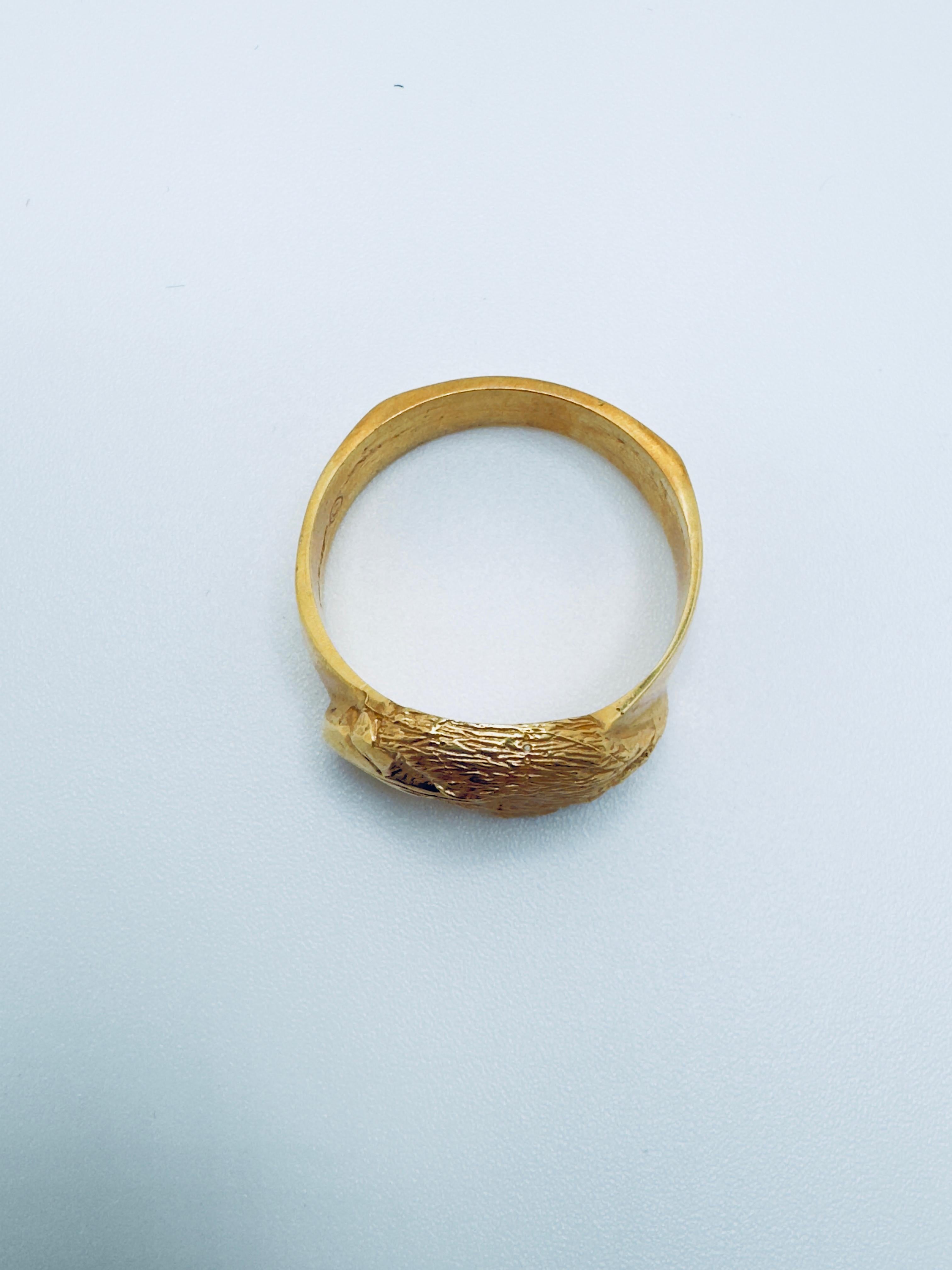 Round Cut Men's 14K Gold Eagle Head Ring For Sale