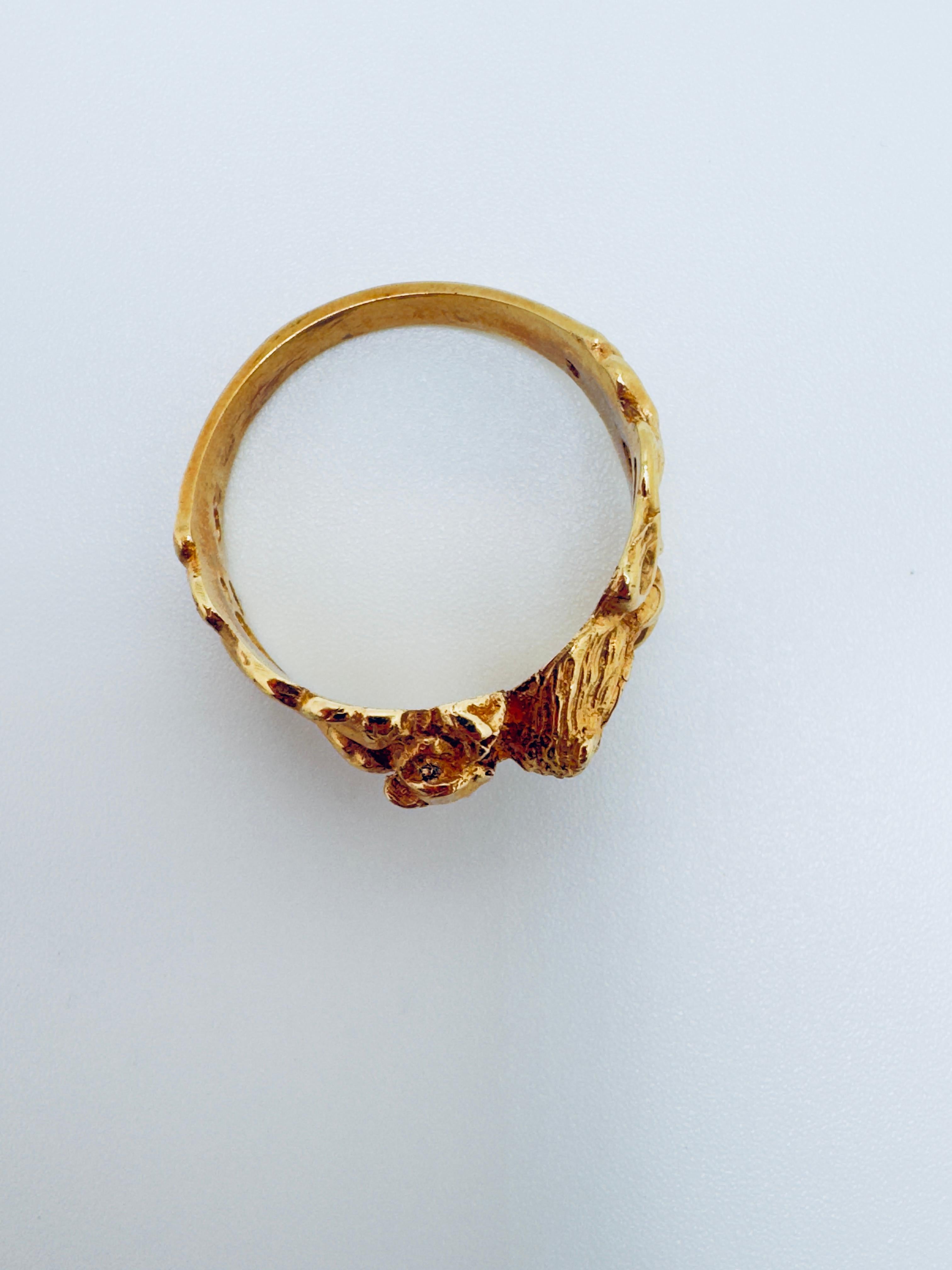 Questo anello da uomo è sapientemente realizzato in oro giallo 14K e presenta un audace design di due leoni in una posa dinamica e combattiva. L'arte dettagliata cattura la forza e la maestosità dei leoni, rendendo il pezzo un simbolo sorprendente