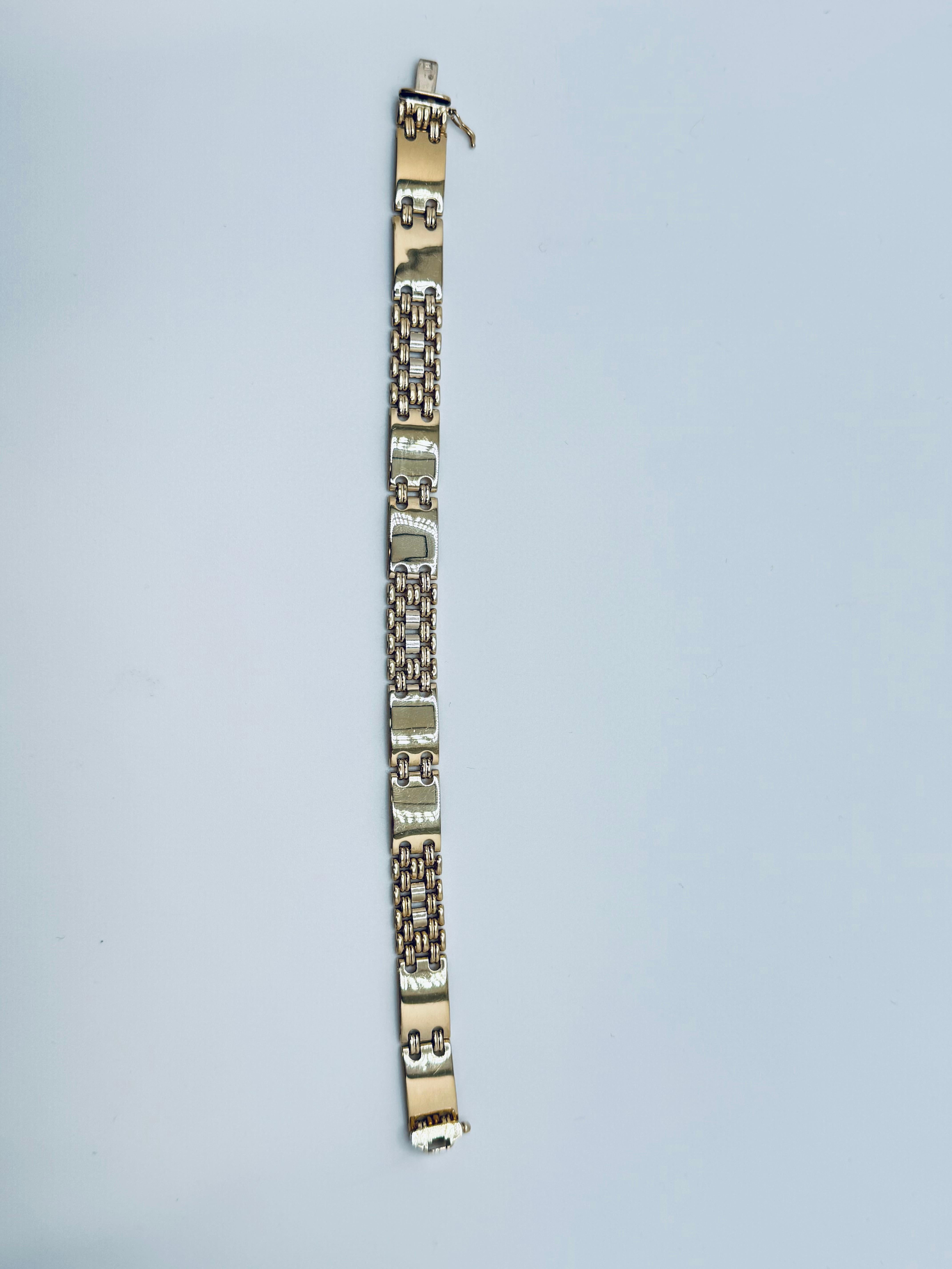 Esta pulsera clásica para hombre está expertamente elaborada en oro amarillo de 14 quilates, combinando durabilidad con estilo refinado. Mide 20 cm de largo y presenta un atrevido diseño de barras y eslabones interconectados, cada uno con un perfil