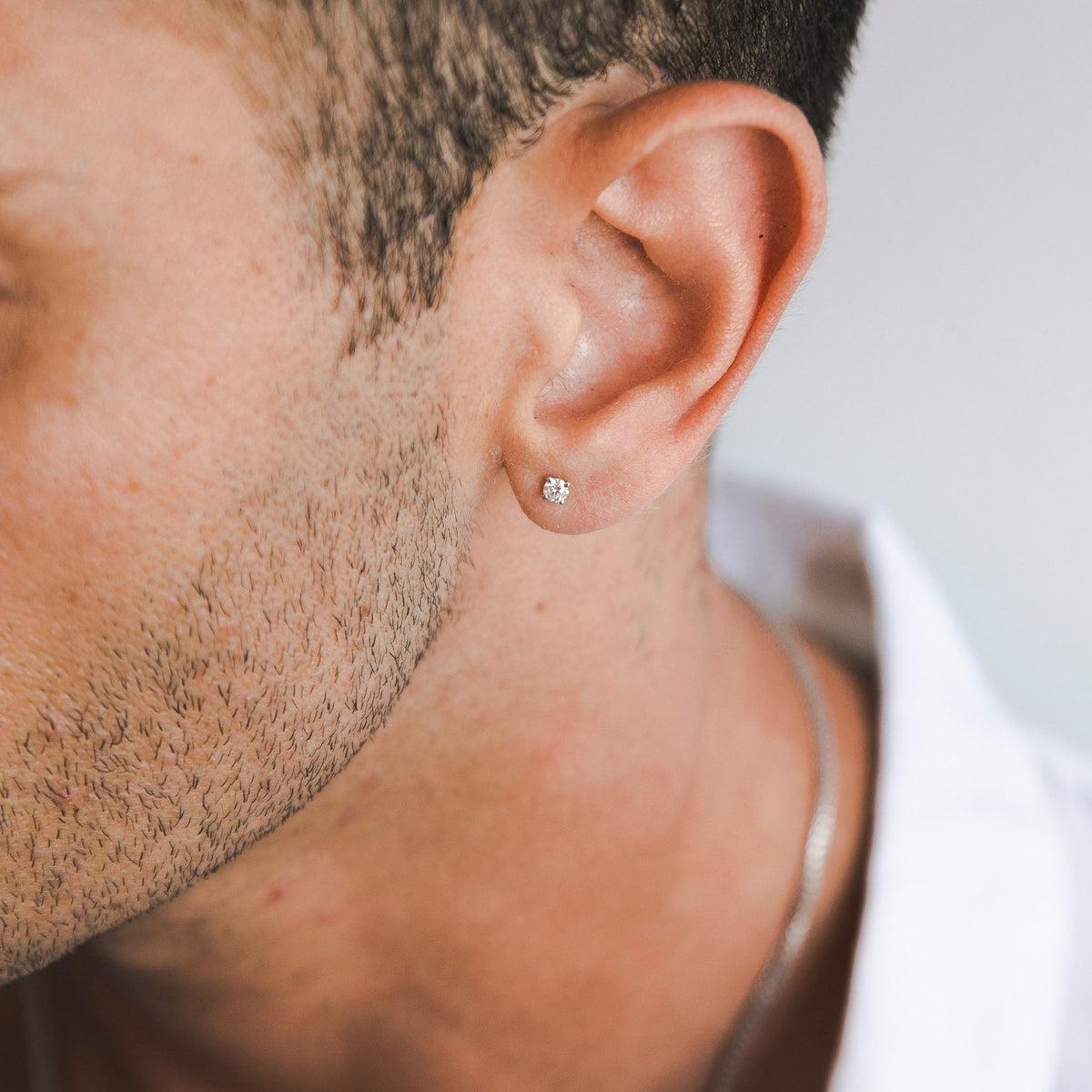 Boucles d'oreilles pour homme en or blanc 14 carats et diamant de 0,1 carat, par Shlomit Rogel.

Boucle d'oreille en diamant de 0,10 carat, avec un fermoir 