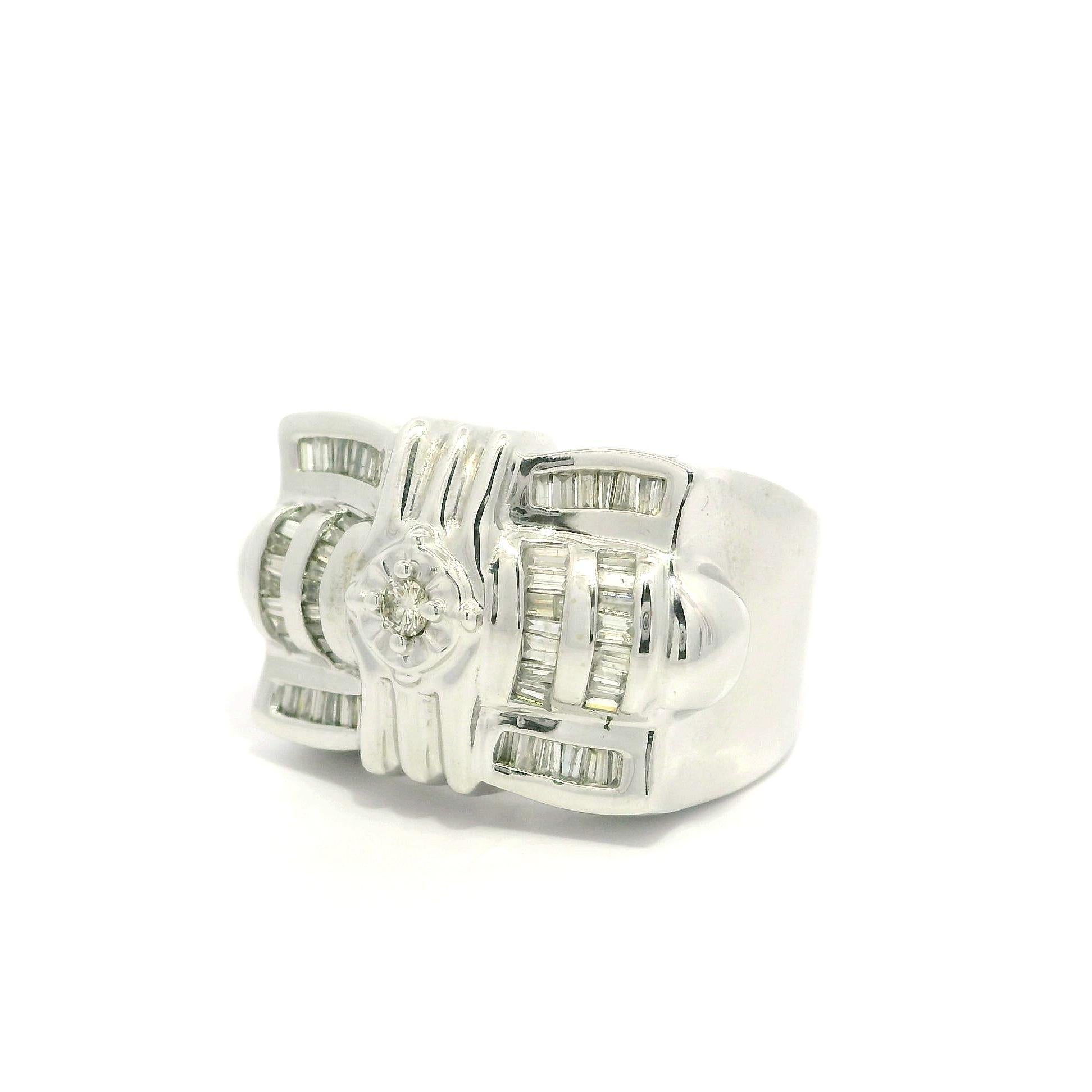 Anillo pesado de oro blanco de 14k para hombre con diamantes redondos y baguette de 1,14 ctw y banda ancha de 17 mm en venta 6