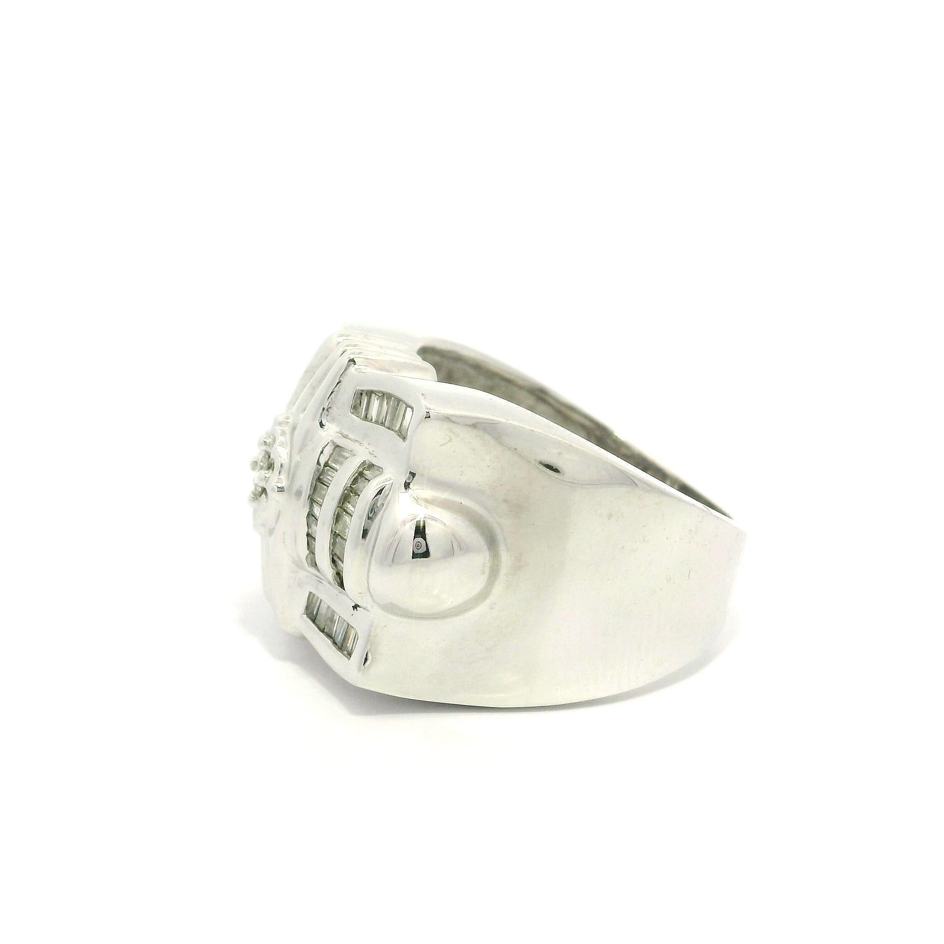 Anillo pesado de oro blanco de 14k para hombre con diamantes redondos y baguette de 1,14 ctw y banda ancha de 17 mm en venta 7
