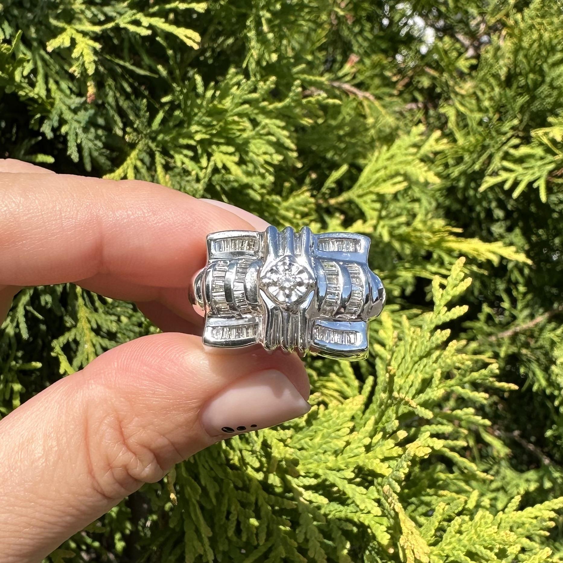 Anillo pesado de oro blanco de 14k para hombre con diamantes redondos y baguette de 1,14 ctw y banda ancha de 17 mm en Excelente estado para la venta en Montclair, NJ