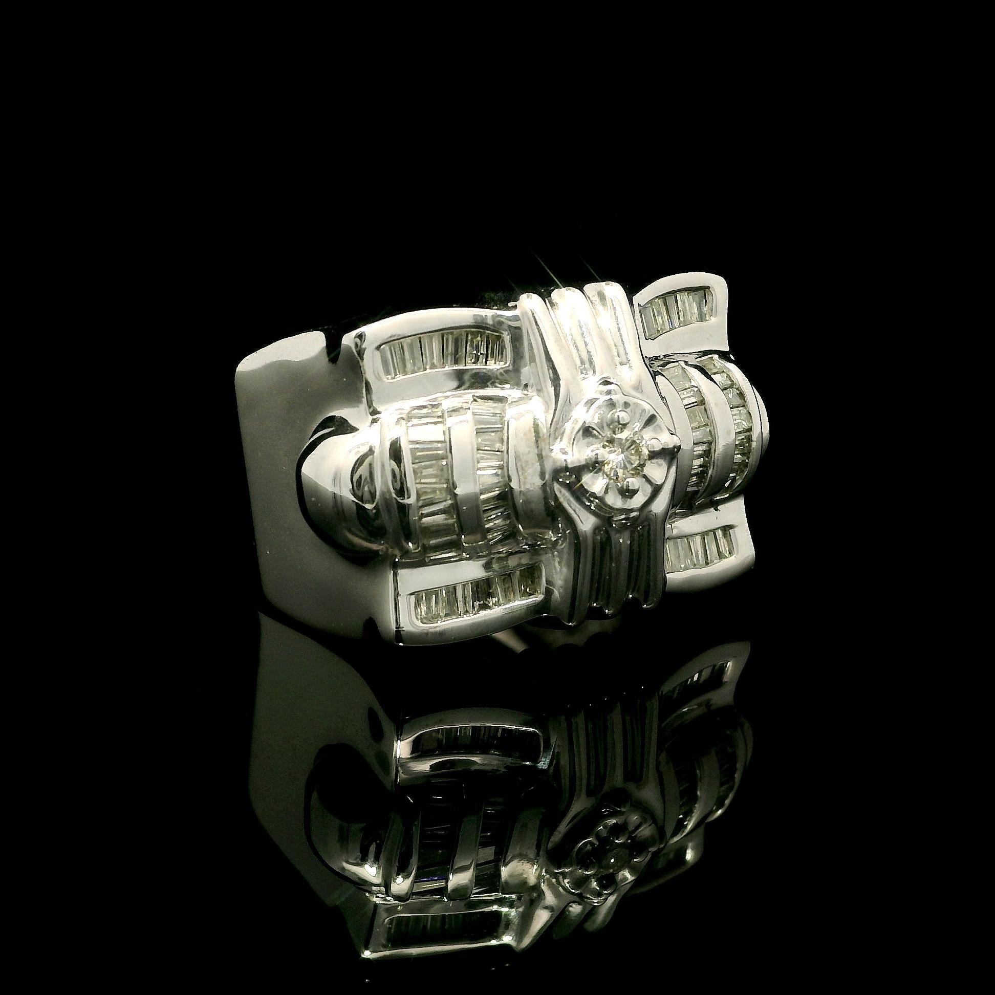 De los hombres Anillo pesado de oro blanco de 14k para hombre con diamantes redondos y baguette de 1,14 ctw y banda ancha de 17 mm en venta