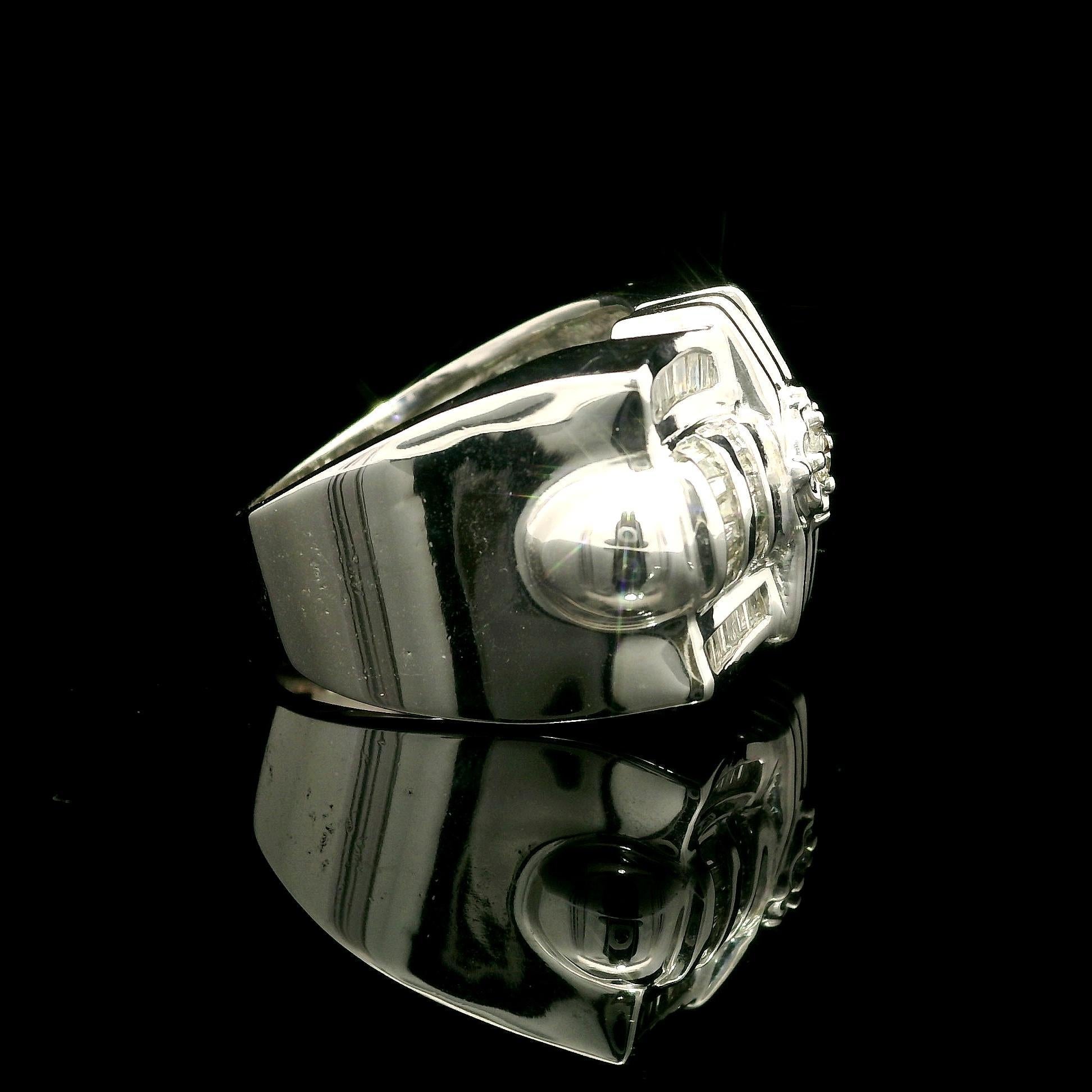 Anillo pesado de oro blanco de 14k para hombre con diamantes redondos y baguette de 1,14 ctw y banda ancha de 17 mm en venta 1