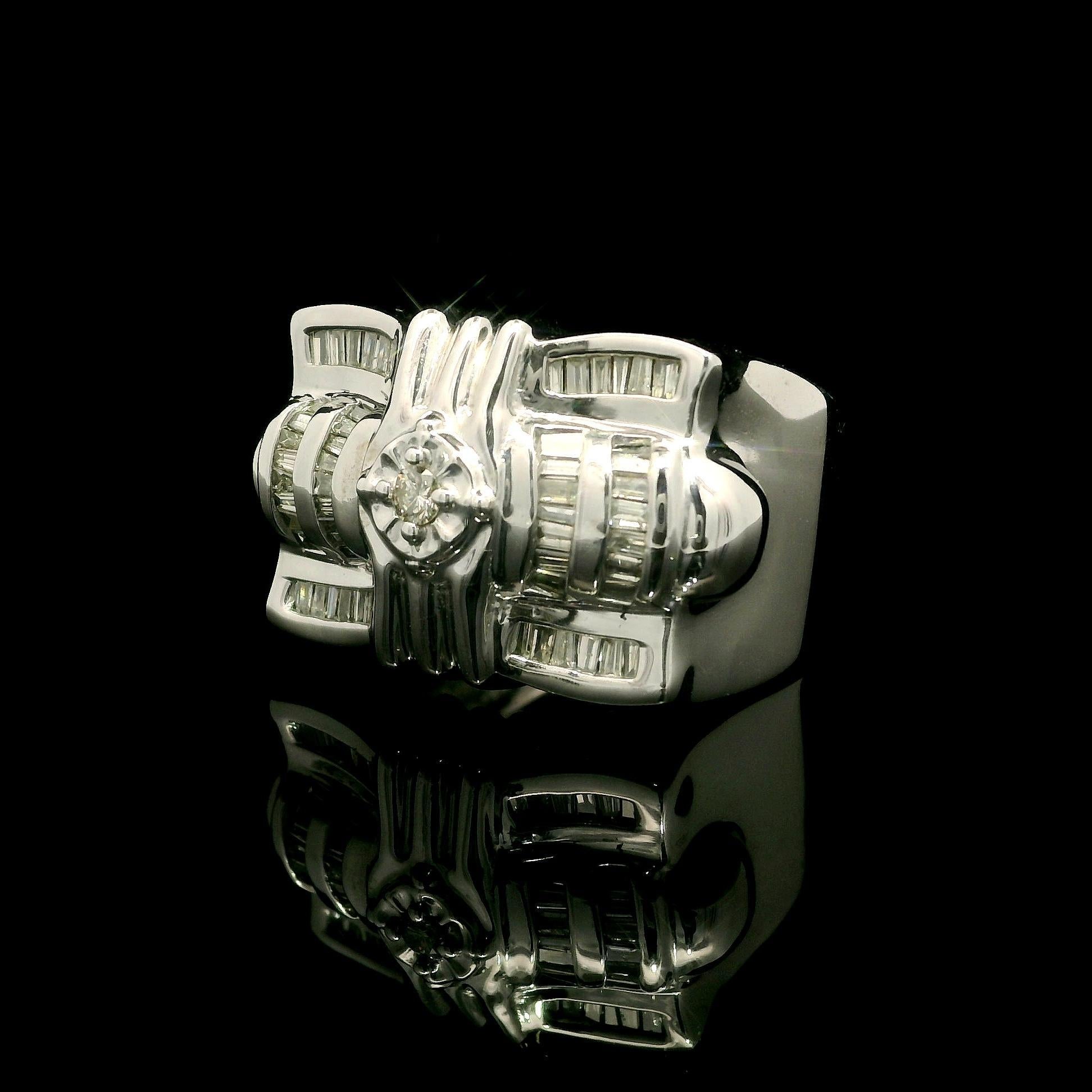 Anillo pesado de oro blanco de 14k para hombre con diamantes redondos y baguette de 1,14 ctw y banda ancha de 17 mm en venta 2