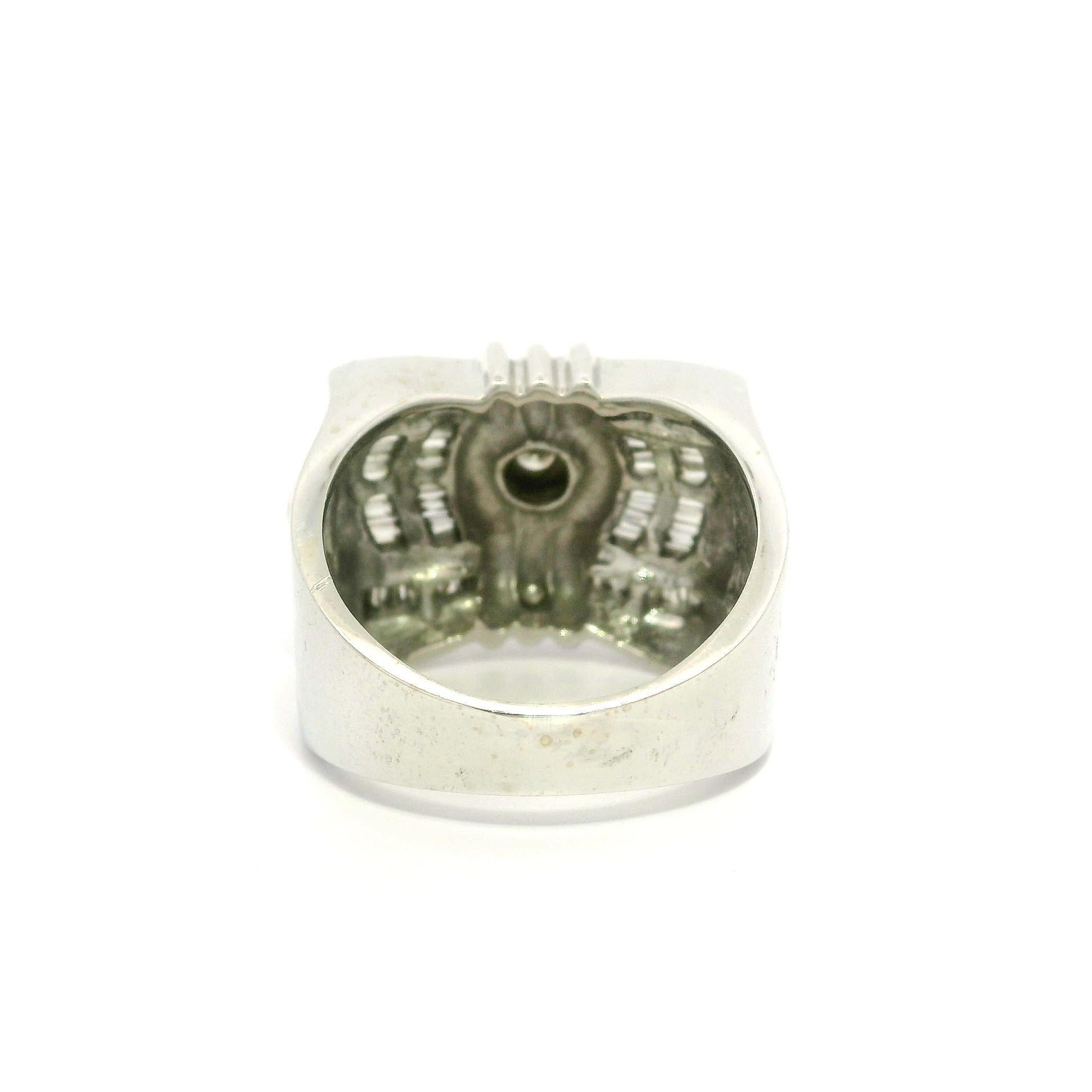 Anillo pesado de oro blanco de 14k para hombre con diamantes redondos y baguette de 1,14 ctw y banda ancha de 17 mm en venta 3