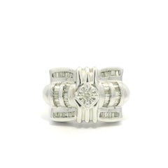 Anillo pesado de oro blanco de 14k para hombre con diamantes redondos y baguette de 1,14 ctw y banda ancha de 17 mm
