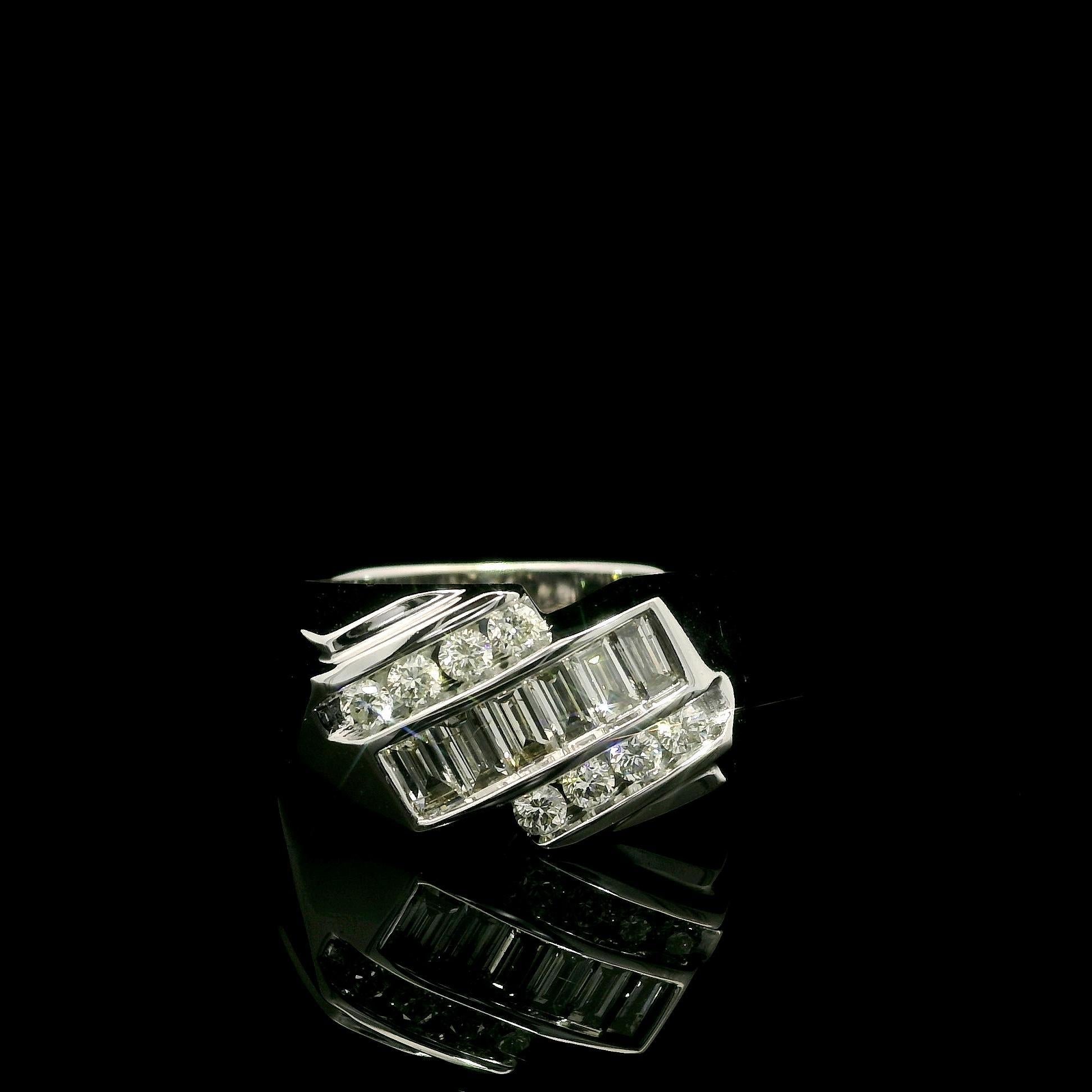 --Stein(e):--
(8) Natürliche echte Diamanten - runder Brillantschliff - Kanalfassung - Farbe H/I - Reinheit SI1/SI2 - ca. 0,32ctw.
(6) Natürliche echte Diamanten - Baguetteschliff - Kanalfassung - Farbe G/H - Reinheit SI1/SI2 - 0,72ctw (ca.)
Karat