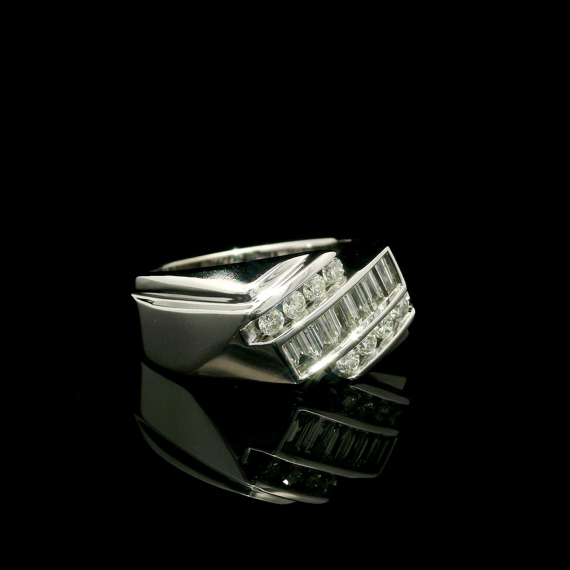 Herren 14k Weißgold Diagonal Channel Set Baguette 1,07 Karat Diamant Breiter Bandring (Rundschliff) im Angebot