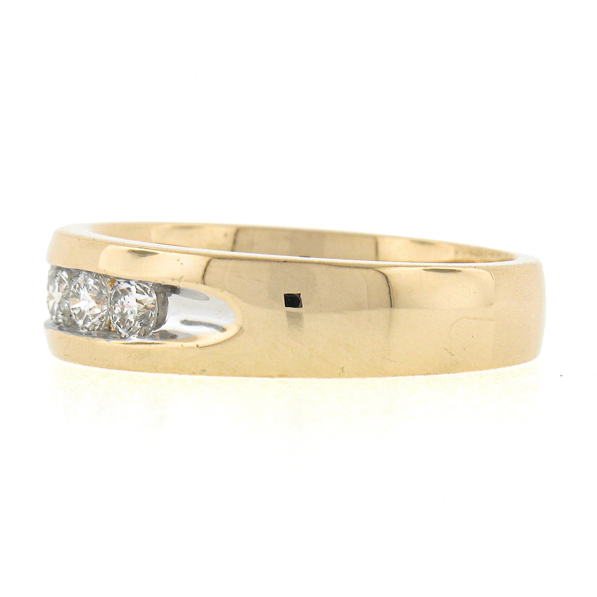 Bague pour homme en or jaune 14 carats avec diamants ronds et brillants de 1,05 ctw en sertissage Channel en vente 1
