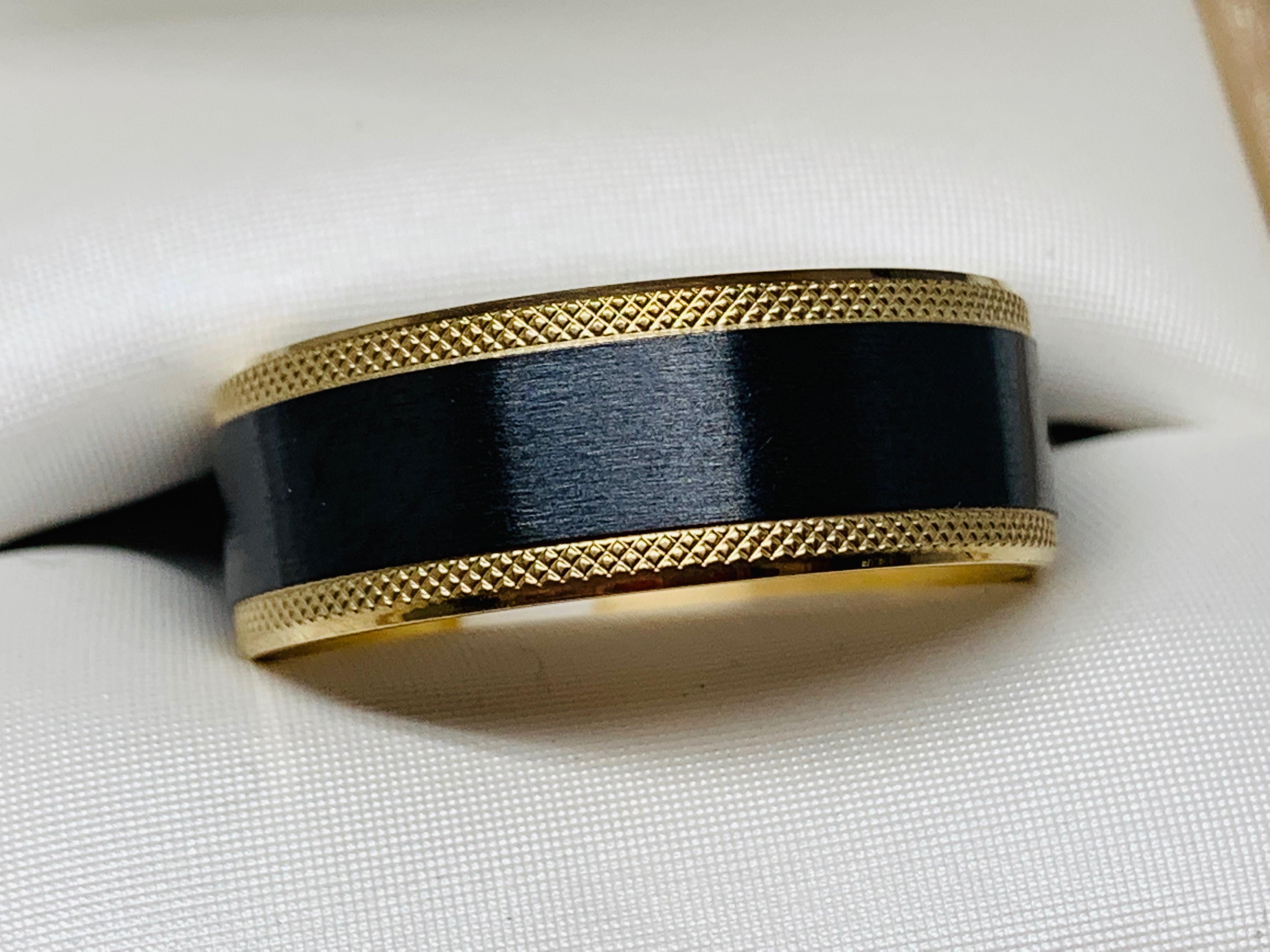 Men's 14 Karat Yellow Gold and Black Titanium Wedding Band In New Condition For Sale In Gainesville , FL