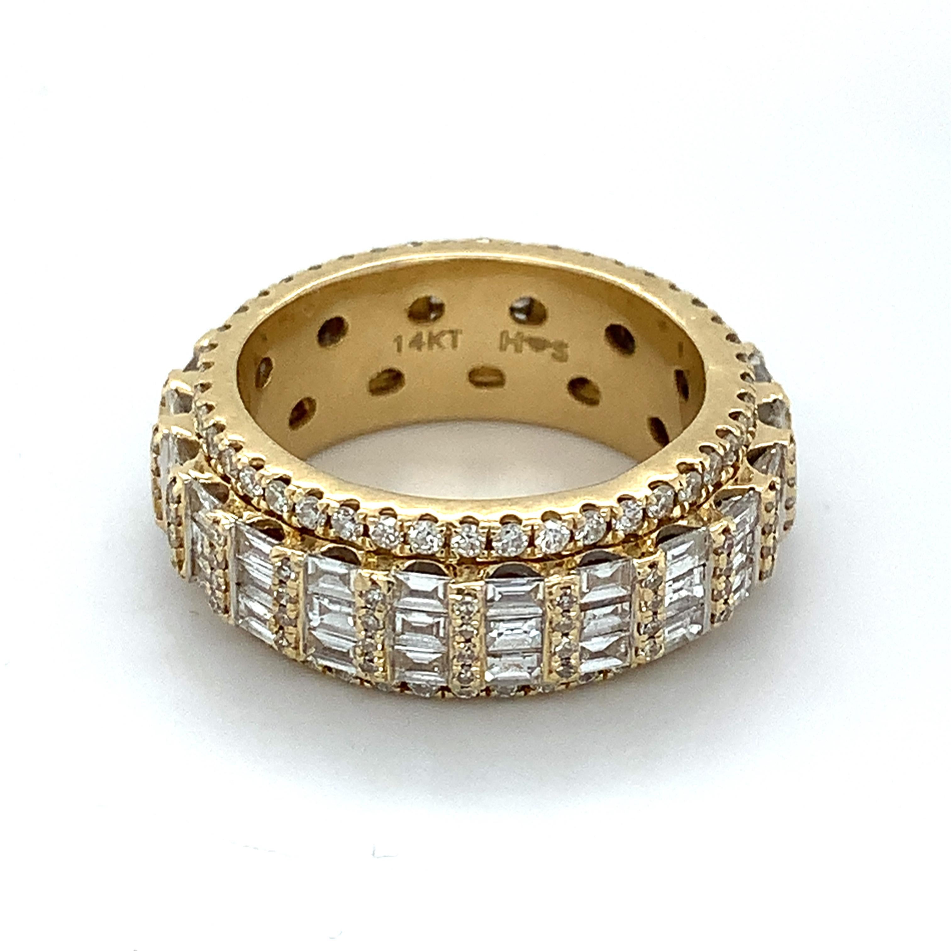 14k Gelbgold Weißer runder Diamant und Baguetteschliff Diamantband
Ring Größe 8.25
11,8 Gramm
 Runde weiße Diamanten 
Diamanten im Baguetteschliff
Ungefähr 4 Karat Gesamtgewicht
Farbe: G-H Klarheit: VS-Si

Dies ist ein schöner Diamantring, der die
