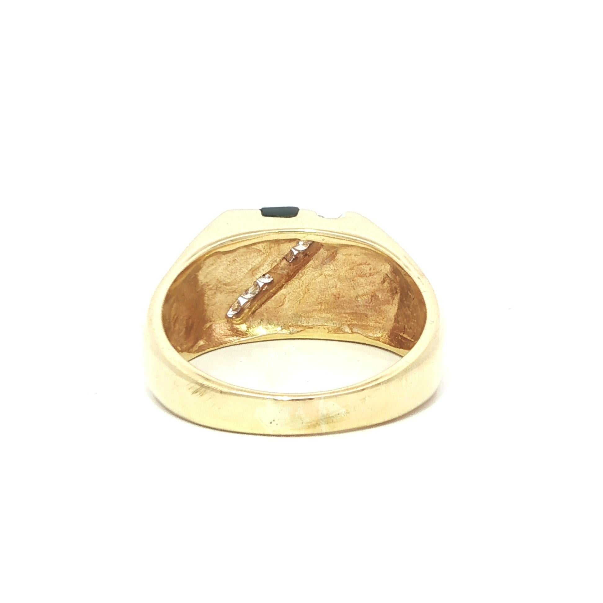 Taille brillant Bague diagonale en or jaune 14k pour homme avec incrustation d'onyx noir et diamant en vente
