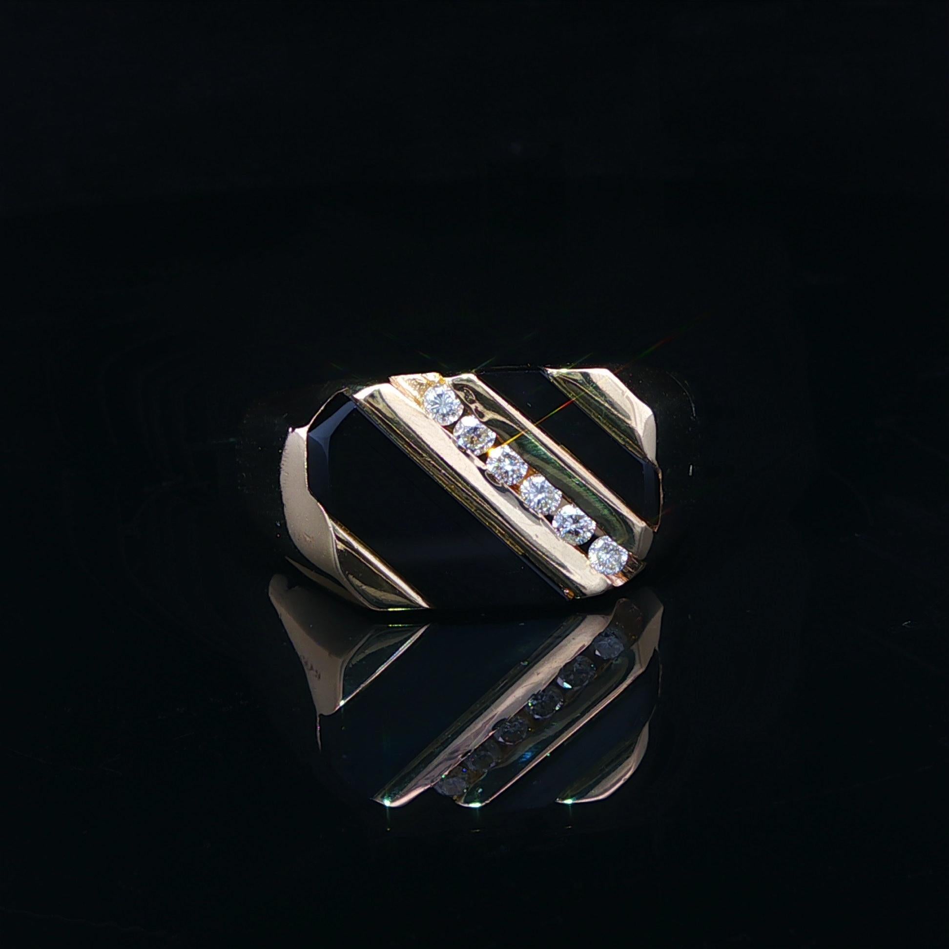 Bague diagonale en or jaune 14k pour homme avec incrustation d'onyx noir et diamant Pour hommes en vente