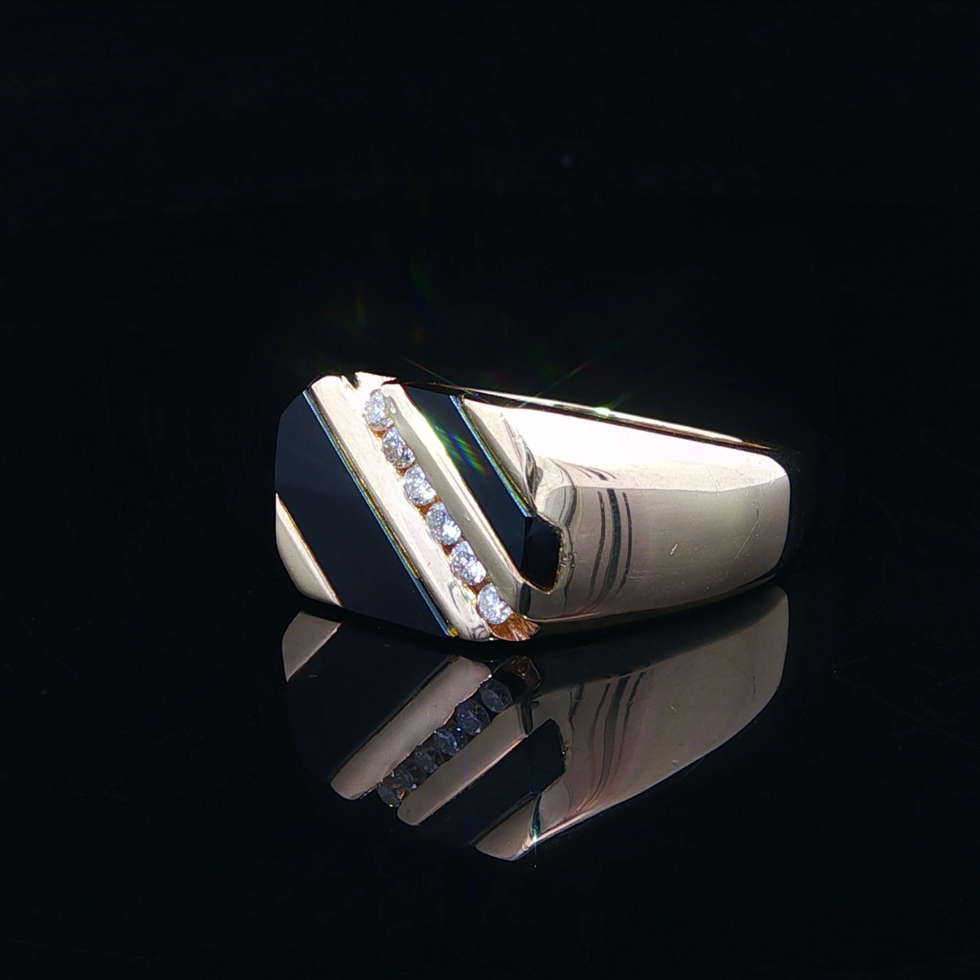 Bague diagonale en or jaune 14k pour homme avec incrustation d'onyx noir et diamant en vente 1
