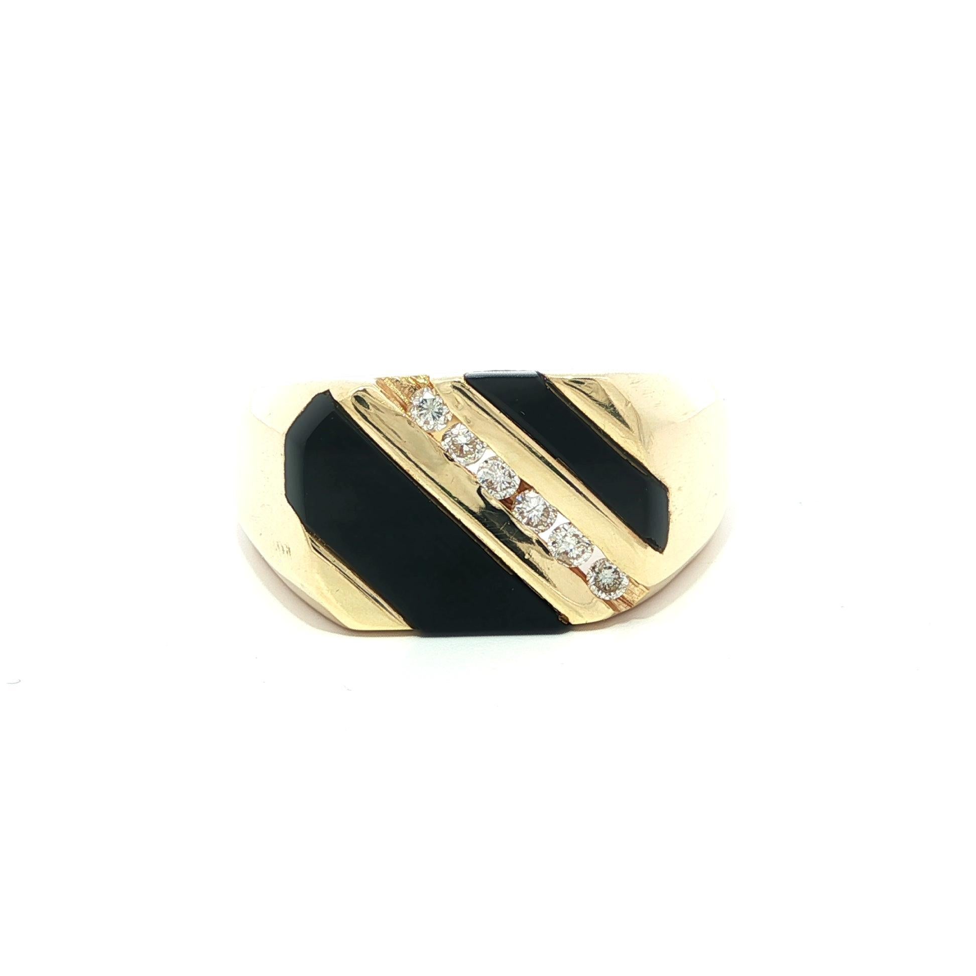 Bague diagonale en or jaune 14k pour homme avec incrustation d'onyx noir et diamant en vente 3